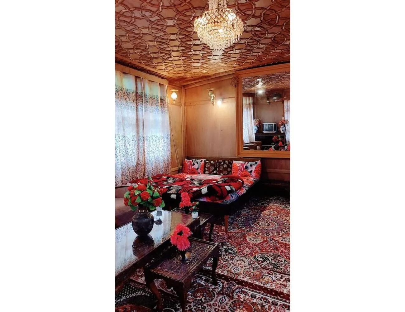 Living room in Taj Palace Houseboat, Srinagar