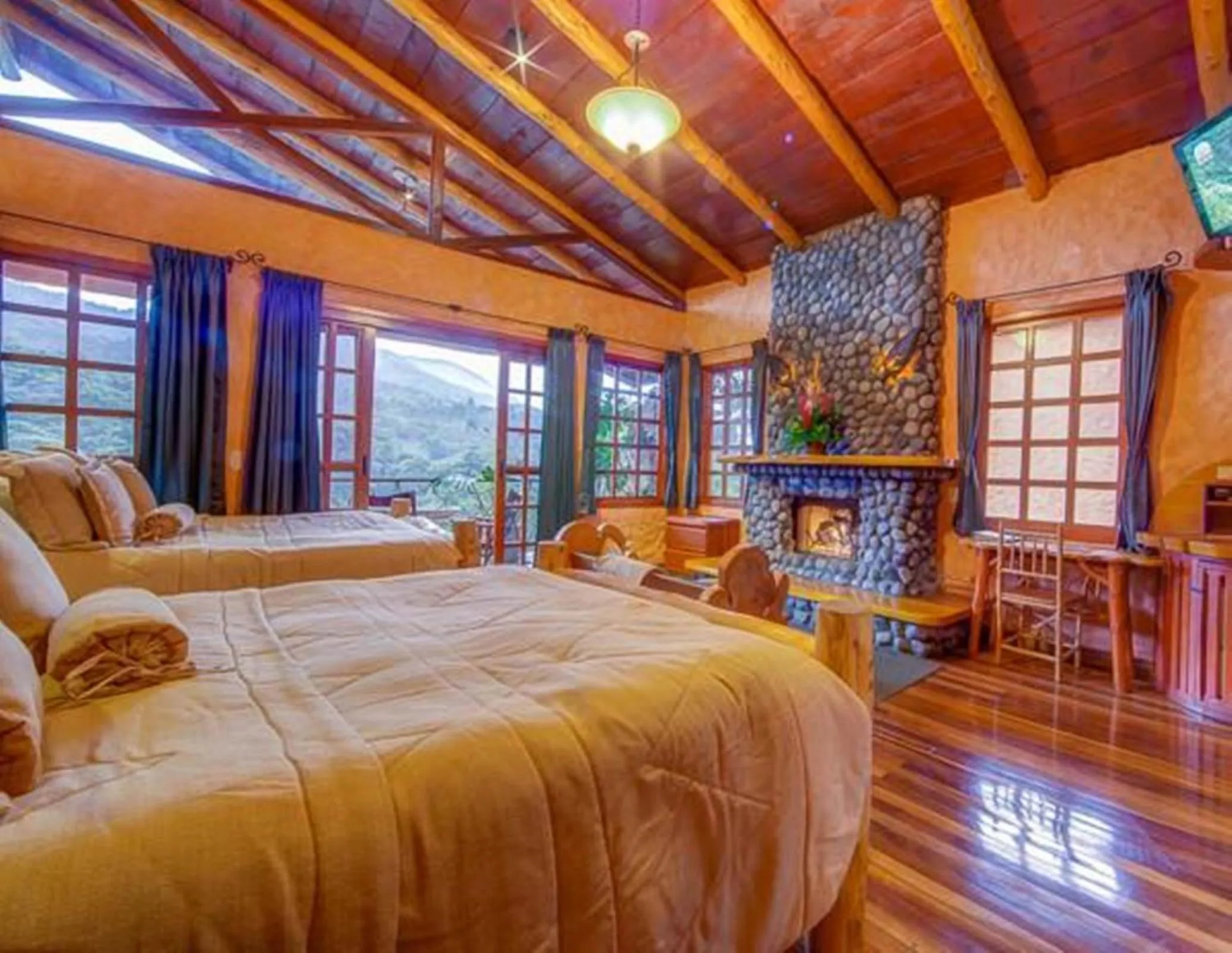 Photo of the whole room, Bed in Peace Lodge