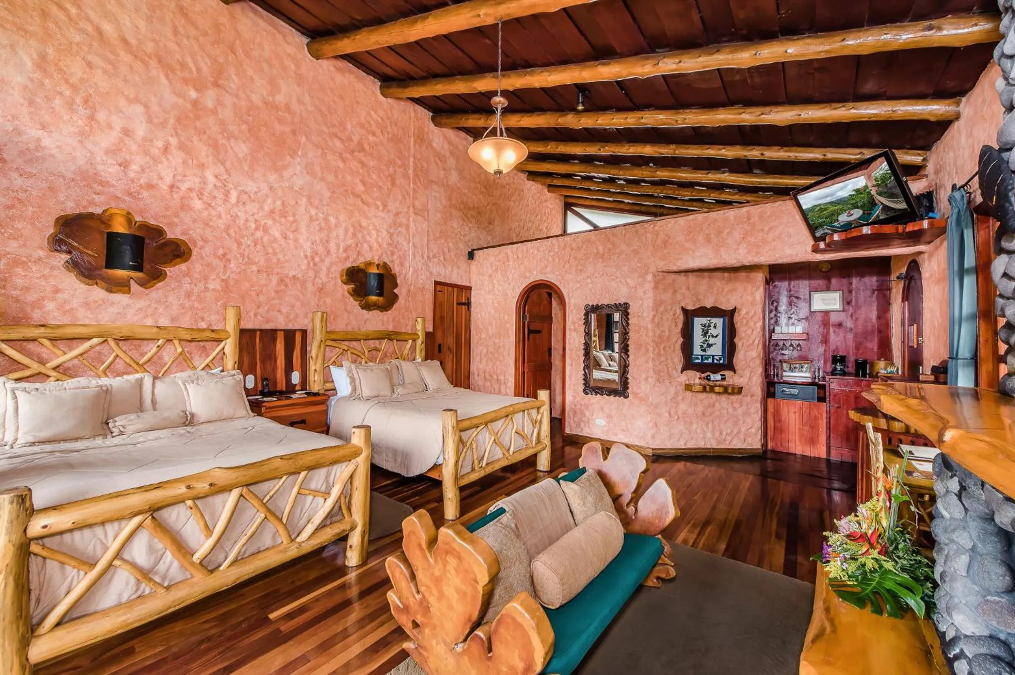 Photo of the whole room, Bed in Peace Lodge