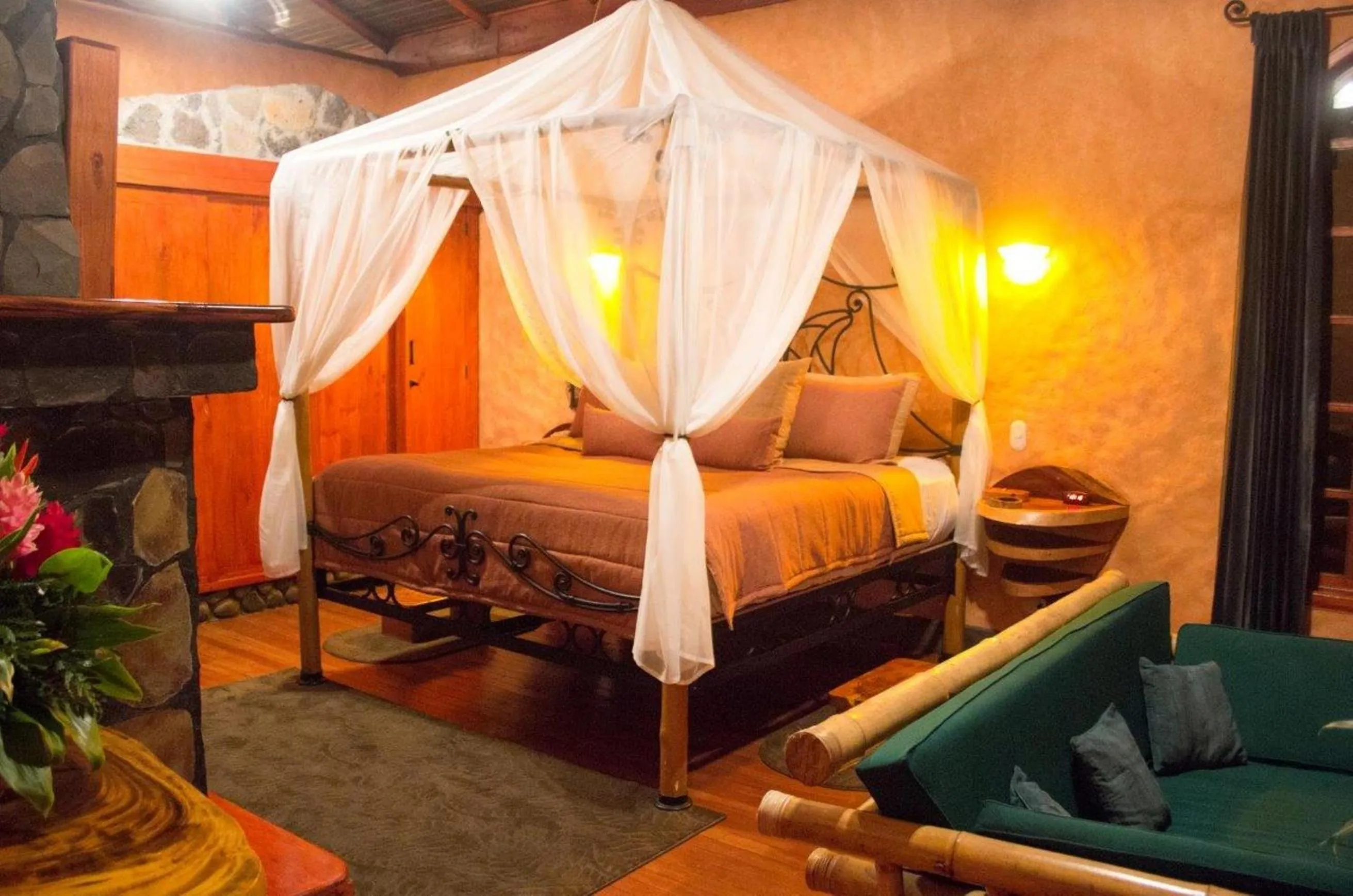 Photo of the whole room, Bed in Peace Lodge