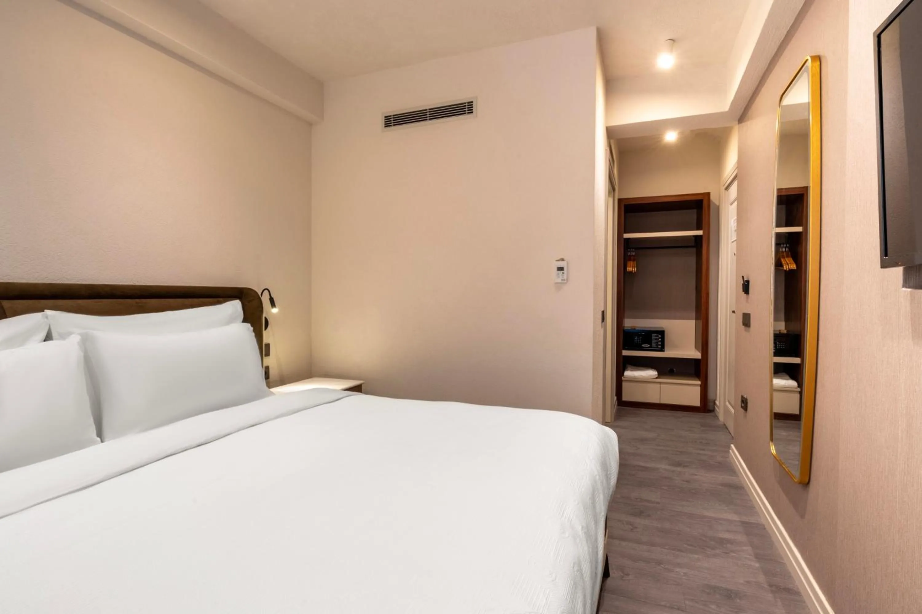Photo of the whole room, Bed in Smart and Simple Hotel Karakoy
