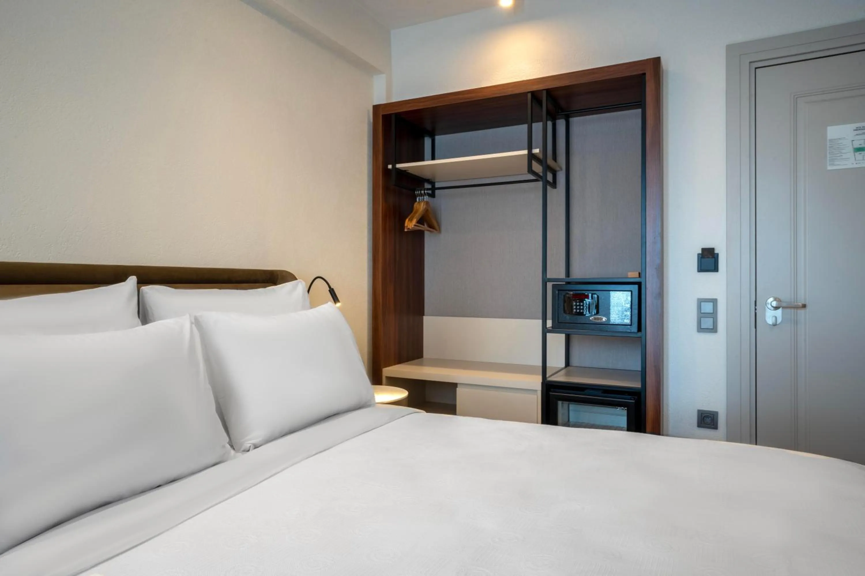 Bedroom, Bed in Smart and Simple Hotel Karakoy