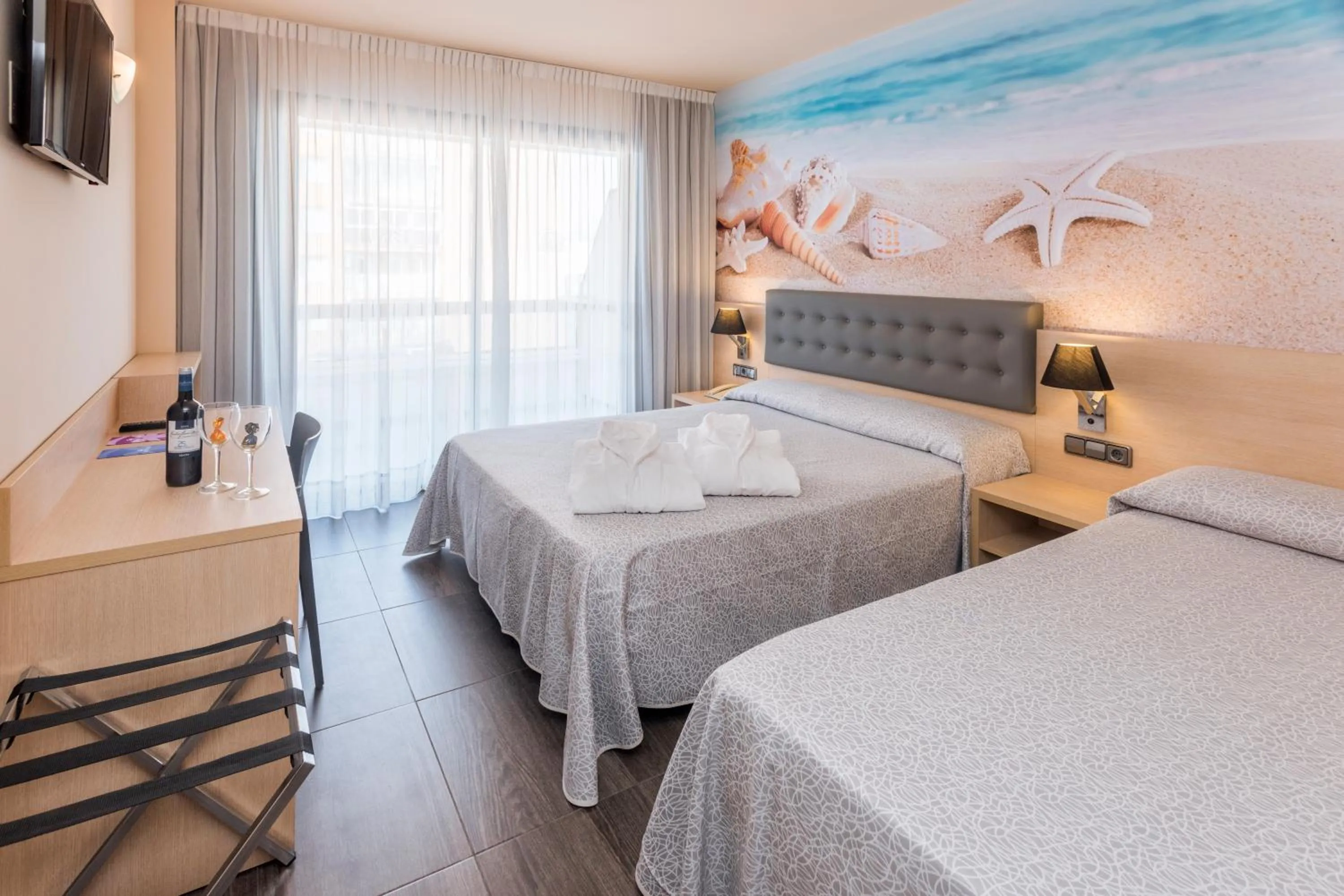 Photo of the whole room, Bed in Tropic Park