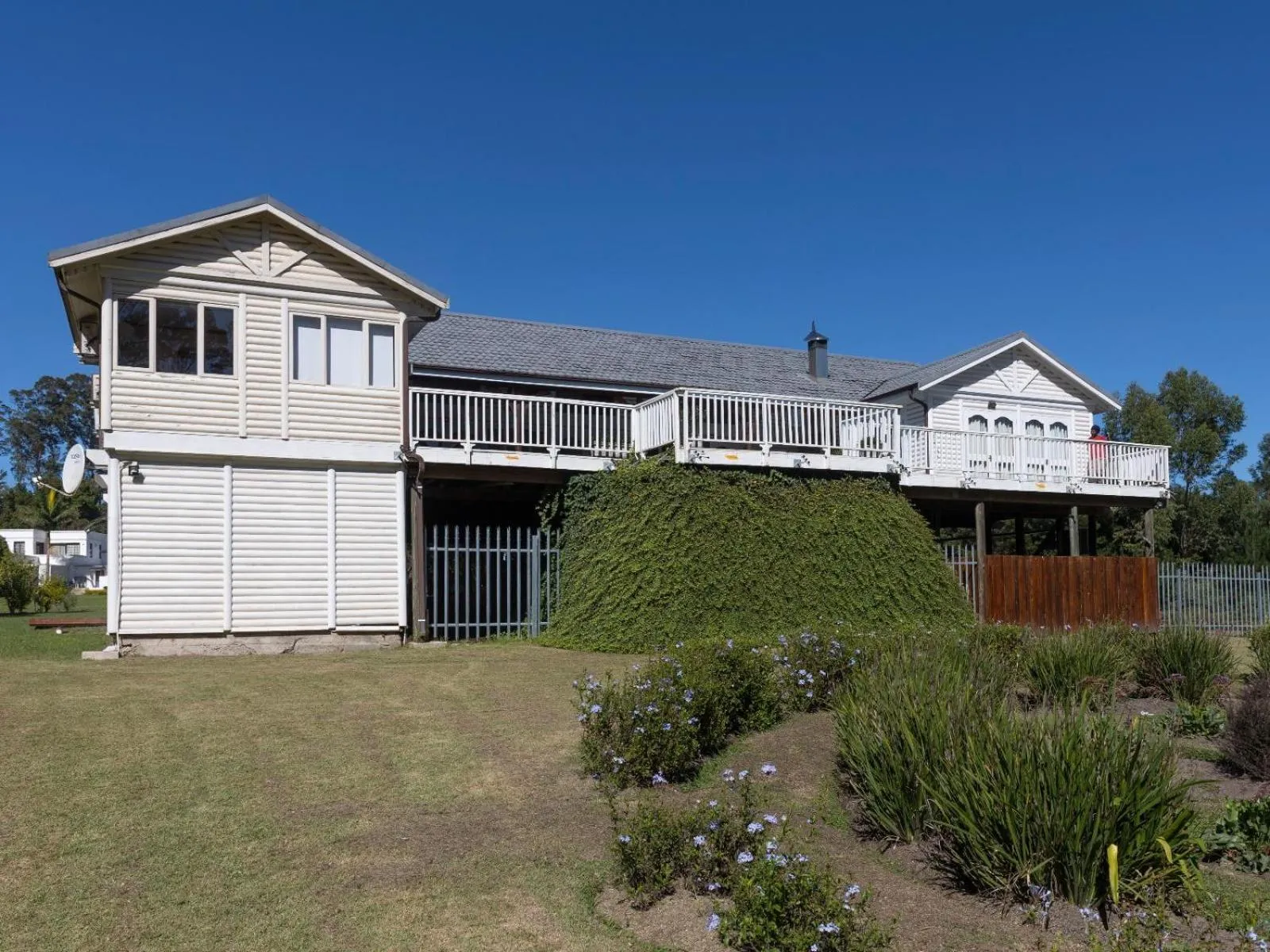 Property building in Edenbrook Country Manor
