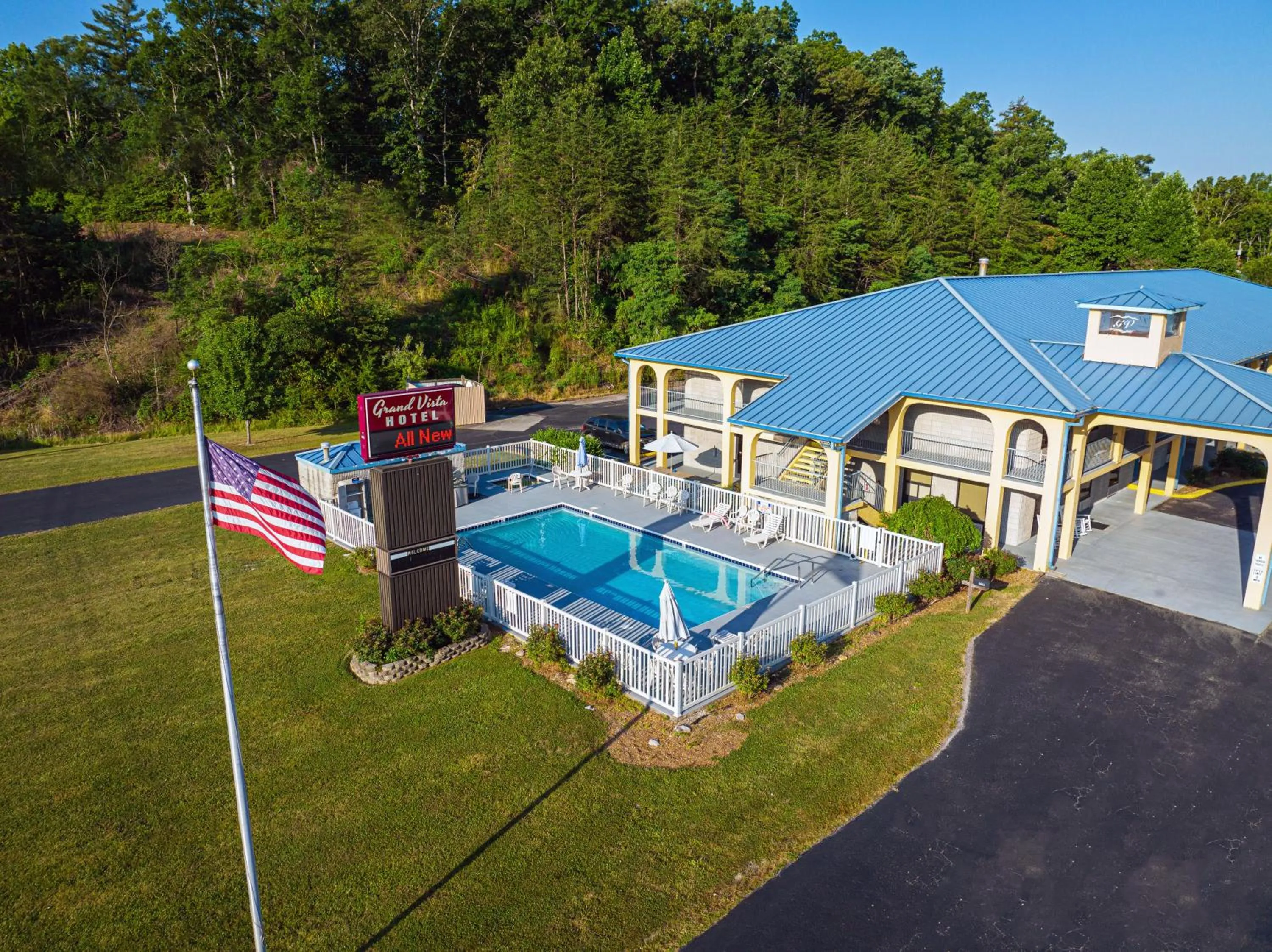 Swimming pool in Grand Vista Hotel