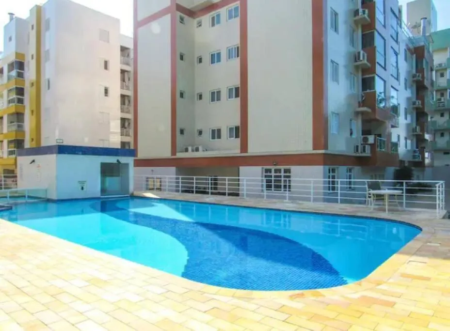 Swimming pool in Apartamento confortável praia grande Ubatuba