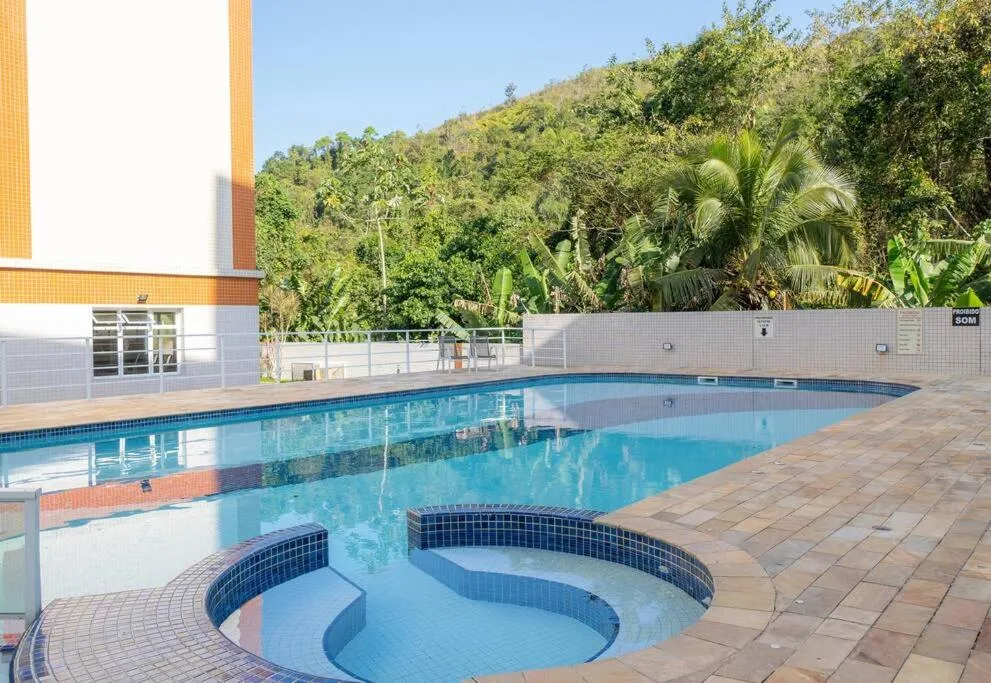 Swimming pool in Apartamento confortável praia grande Ubatuba