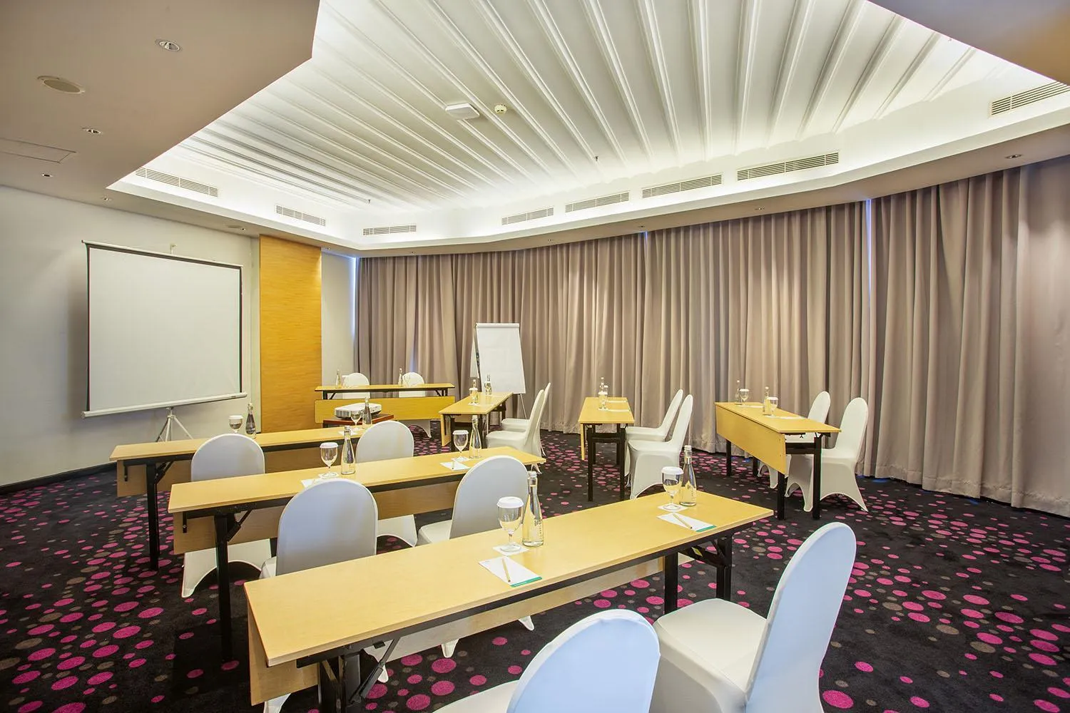 Meeting/conference room in THE 1O1 Jakarta Sedayu Darmawangsa