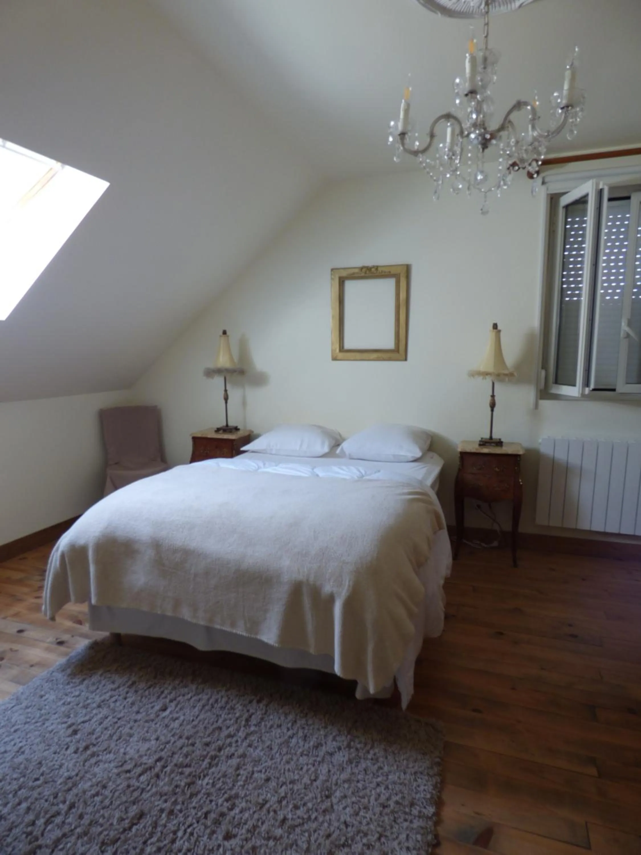 Bedroom, Bed in Le Clos des Camélias, 4 chambres- 8 personnes- 300m de la plage