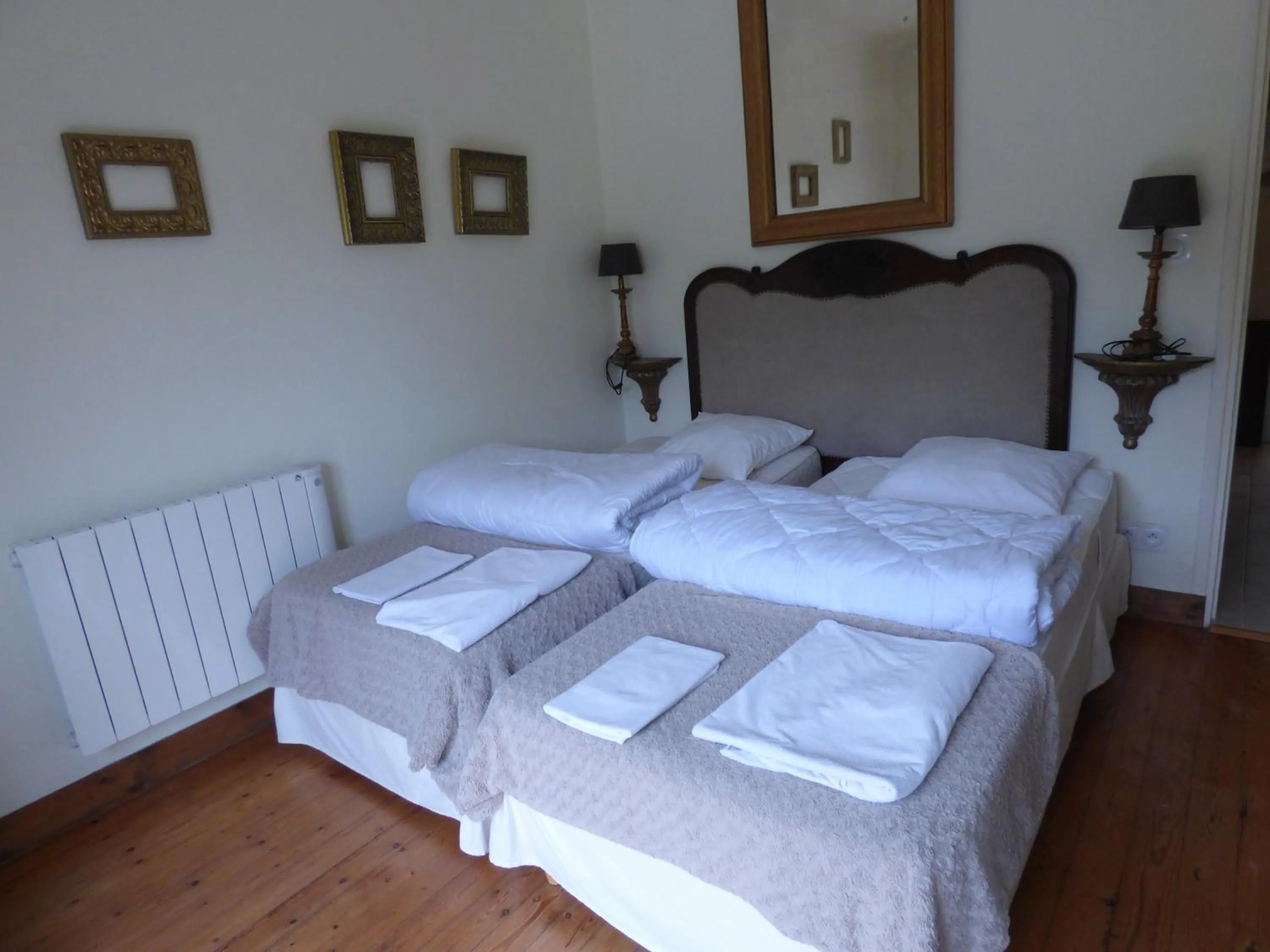 Bed in Le Clos des Camélias, 4 chambres- 8 personnes- 300m de la plage