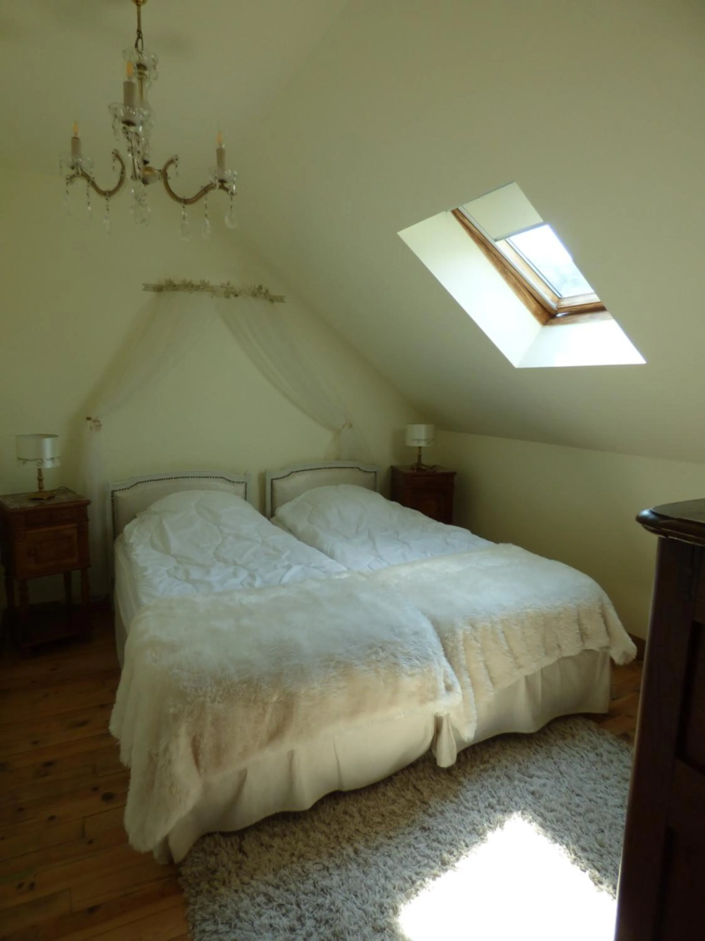 Bedroom, Bed in Le Clos des Camélias, 4 chambres- 8 personnes- 300m de la plage