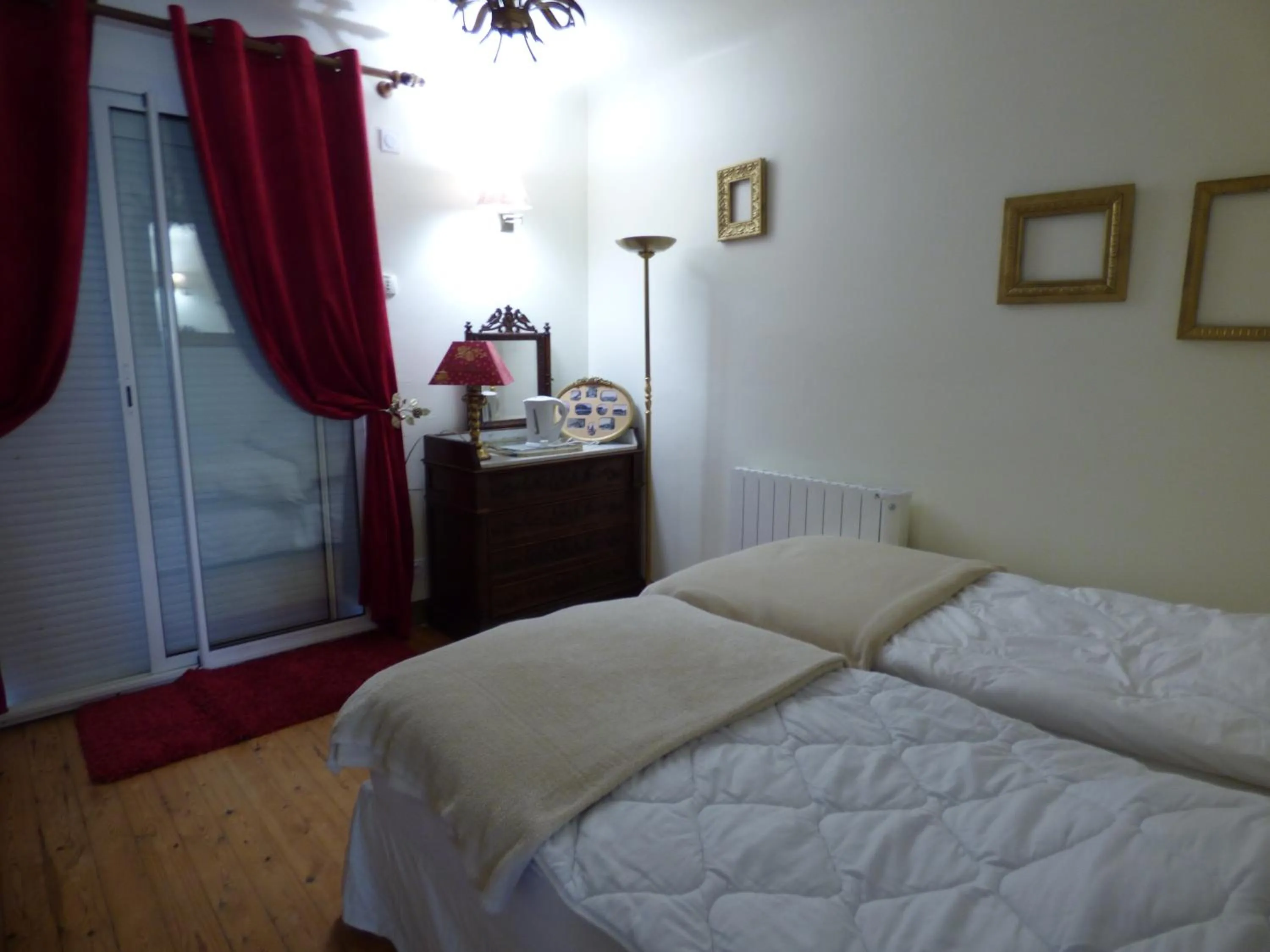 Bedroom, Bed in Le Clos des Camélias, 4 chambres- 8 personnes- 300m de la plage