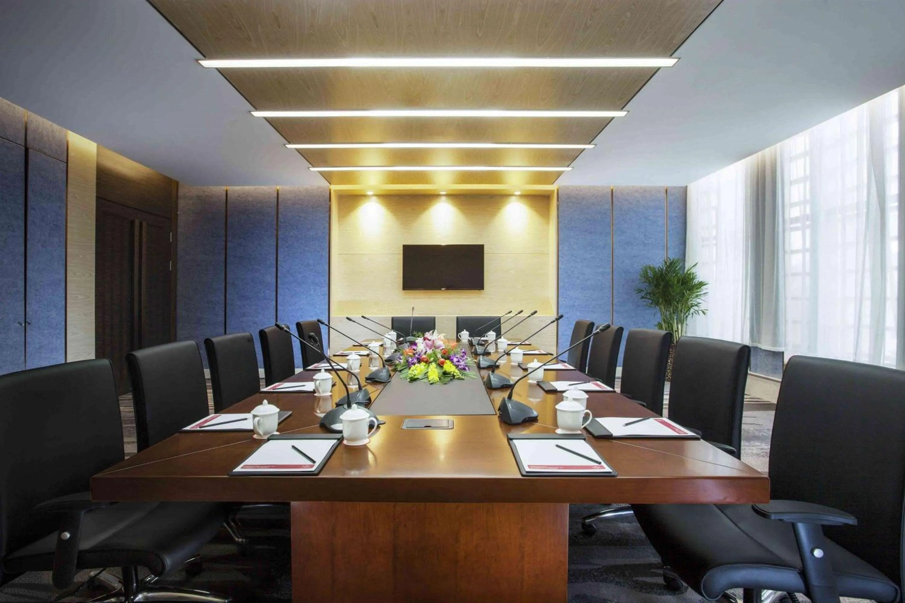 Meeting/conference room in Ramada Plaza by Wyndham Xi'an South