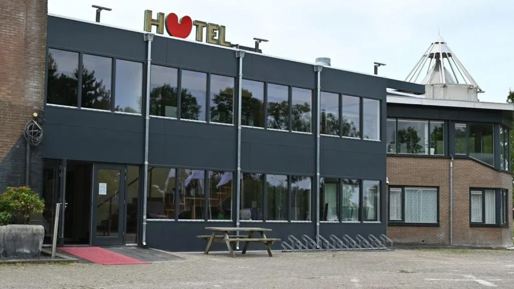 Property building in Hotel De Hertog