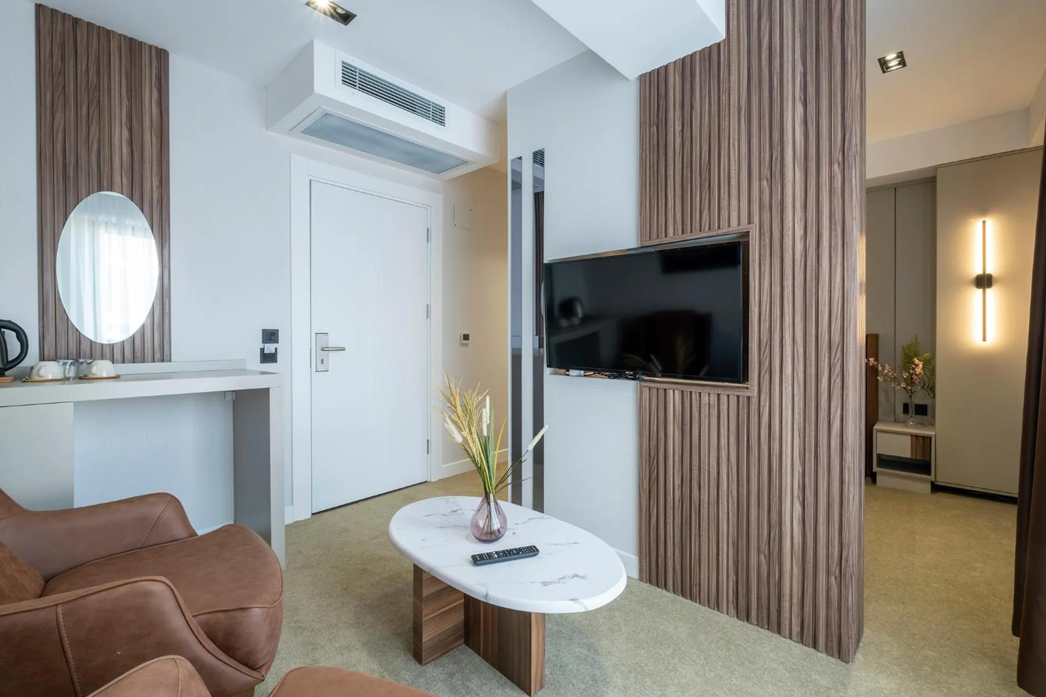 Communal lounge/ TV room in Euphrates Hotel Bursa