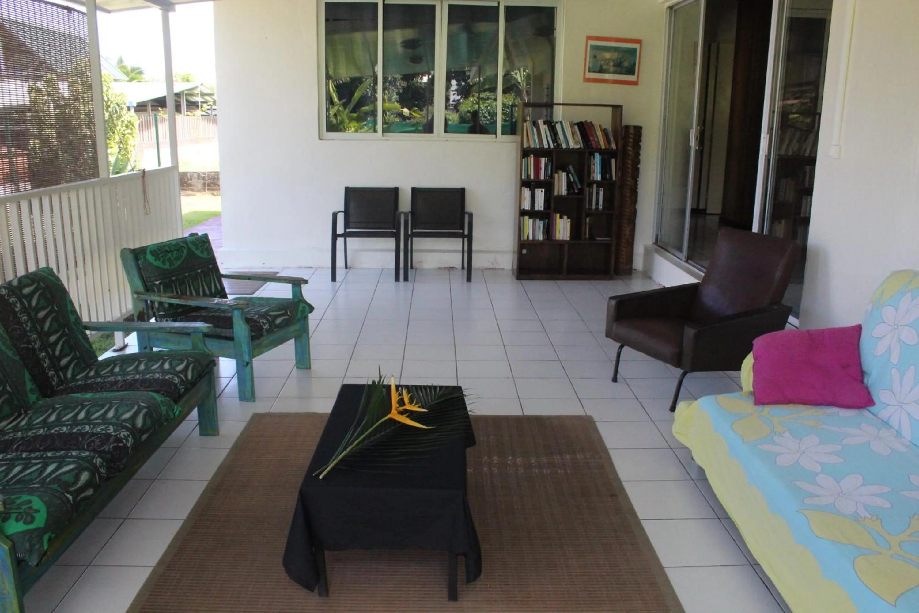 Communal lounge/ TV room in Pension TE MITI - PLAGE-BEACH 200m - Mahana Parc & Vaiava Beach pk18 - B&B CHAMBRES ou DORTOIR