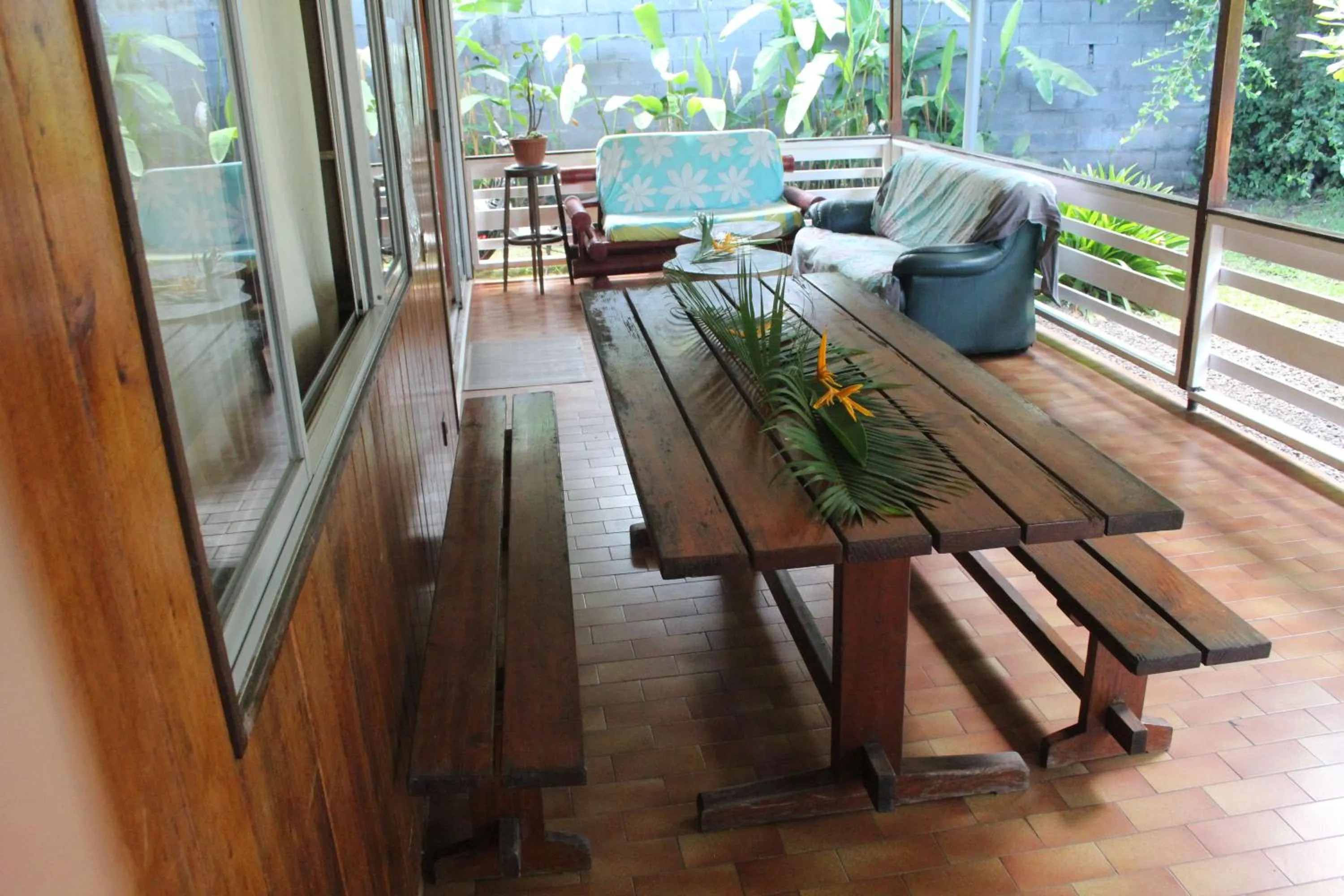 Communal lounge/ TV room in Pension TE MITI - PLAGE-BEACH 200m - Mahana Parc & Vaiava Beach pk18 - B&B CHAMBRES ou DORTOIR