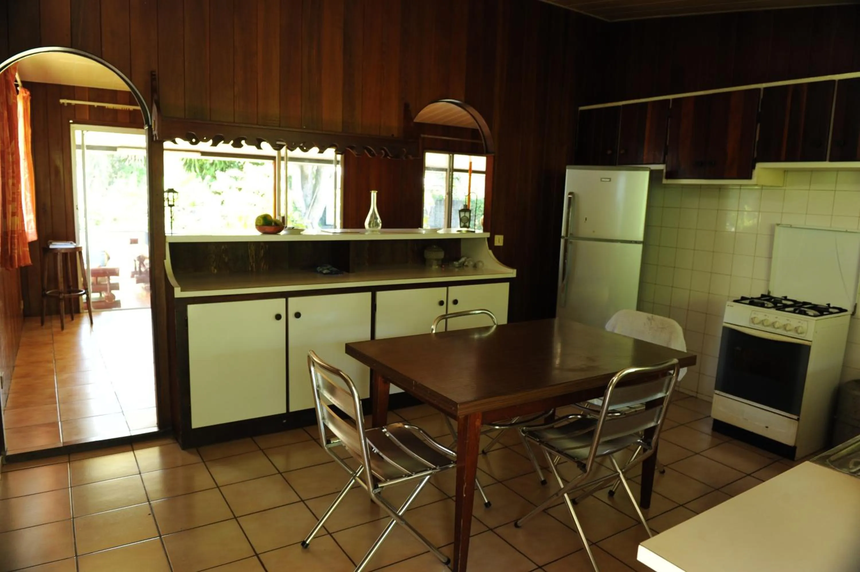 Kitchen or kitchenette in Pension TE MITI - PLAGE-BEACH 200m - Mahana Parc & Vaiava Beach pk18 - B&B CHAMBRES ou DORTOIR