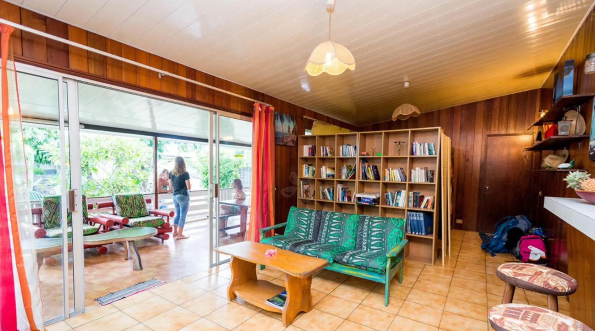 Communal lounge/ TV room in Pension TE MITI - PLAGE-BEACH 200m - Mahana Parc & Vaiava Beach pk18 - B&B CHAMBRES ou DORTOIR