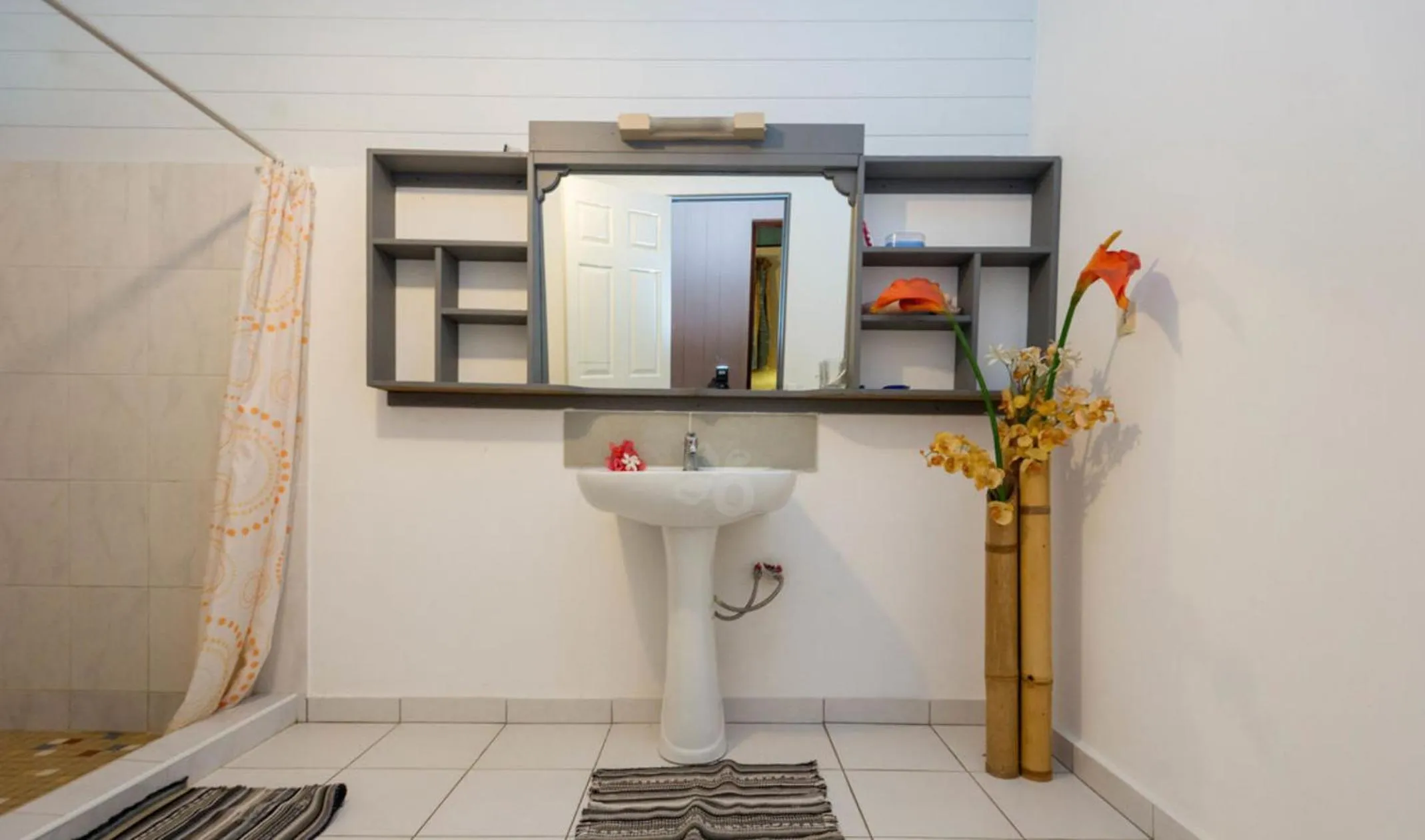 Bathroom in Pension TE MITI - PLAGE-BEACH 200m - Mahana Parc & Vaiava Beach pk18 - B&B CHAMBRES ou DORTOIR