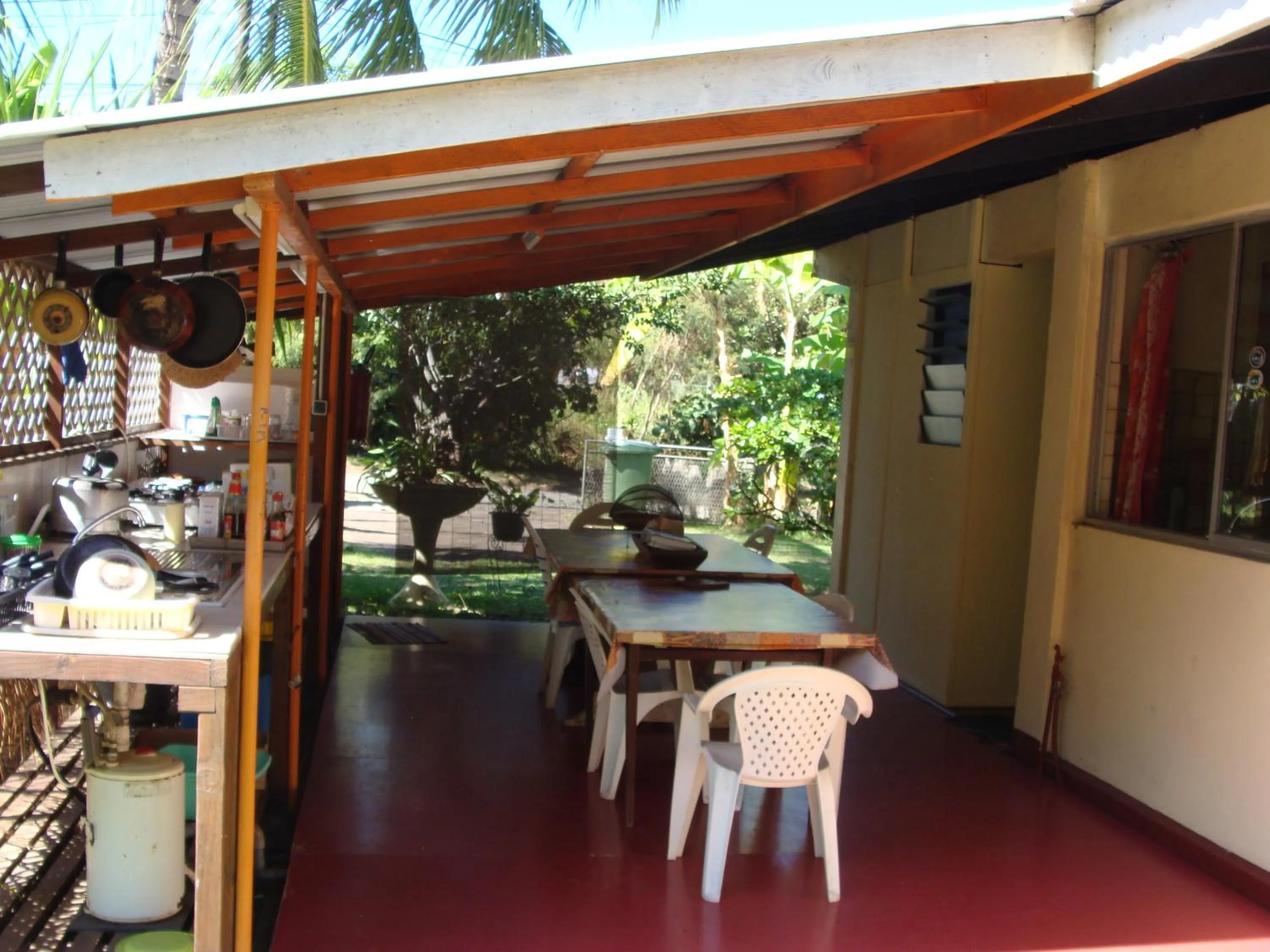 Kitchen or kitchenette in Pension TE MITI - PLAGE-BEACH 200m - Mahana Parc & Vaiava Beach pk18 - B&B CHAMBRES ou DORTOIR