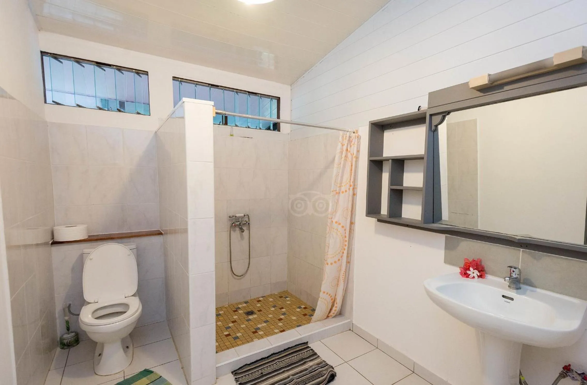 Bathroom in Pension TE MITI - PLAGE-BEACH 200m - Mahana Parc & Vaiava Beach pk18 - B&B CHAMBRES ou DORTOIR