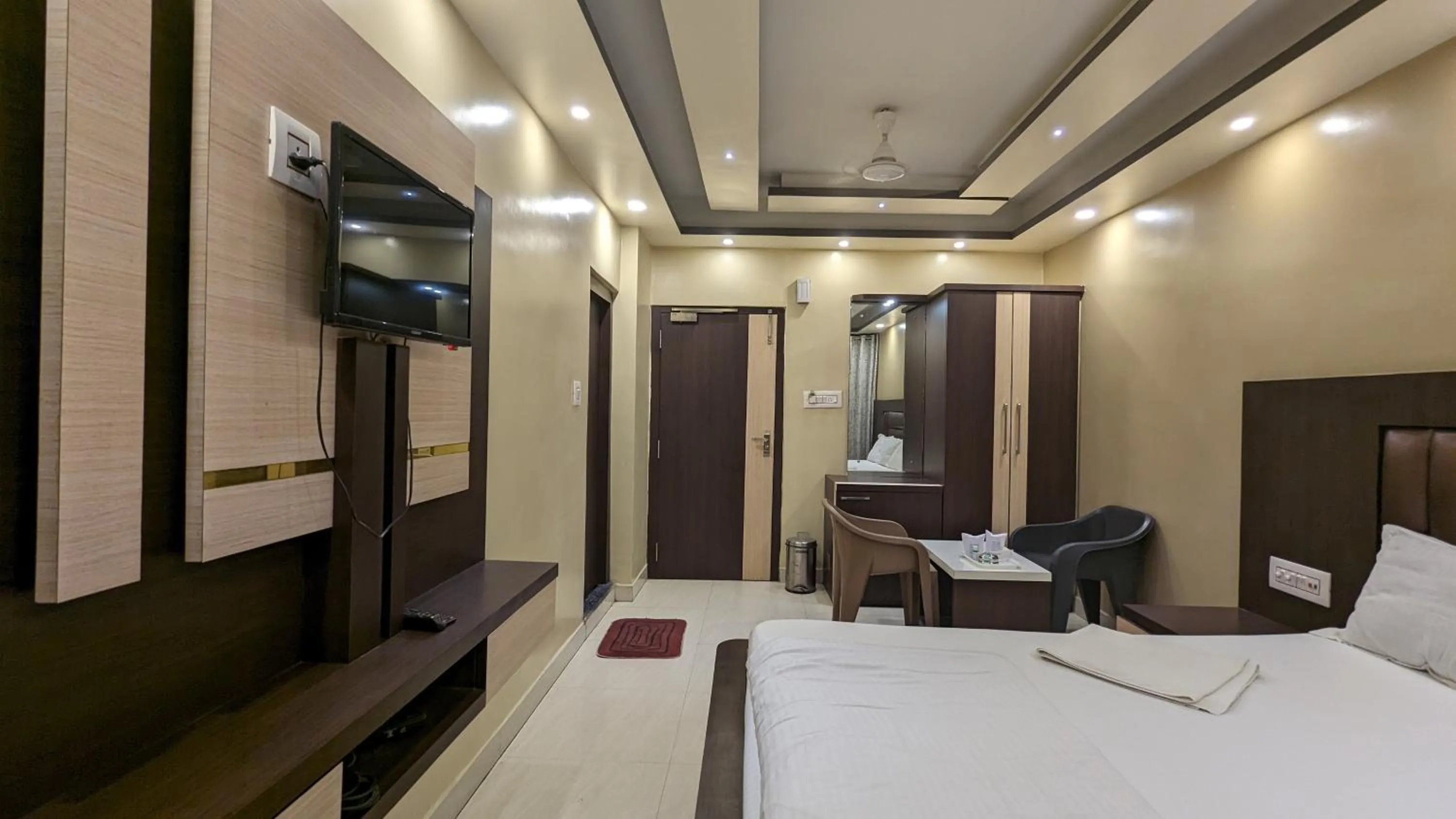 Bed in HOTEL BINAPANI Deluxe 1