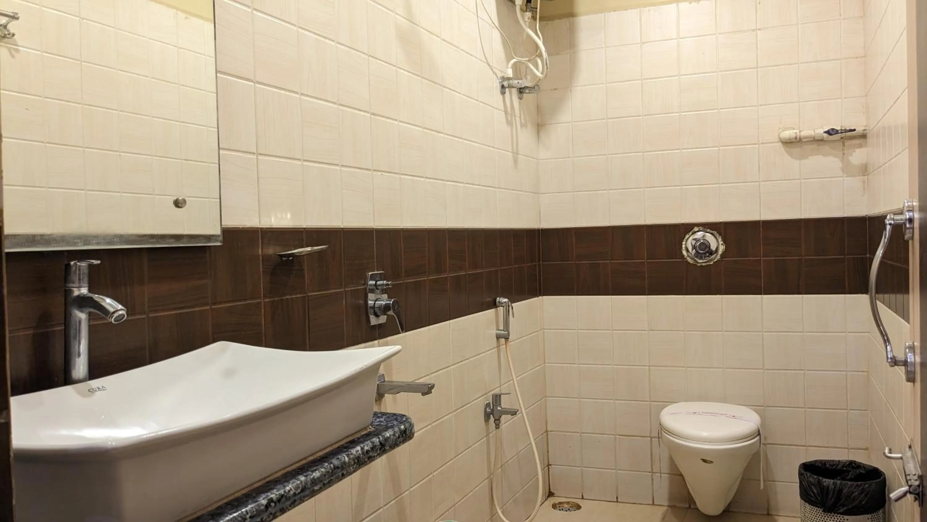 Shower in HOTEL BINAPANI Deluxe 1