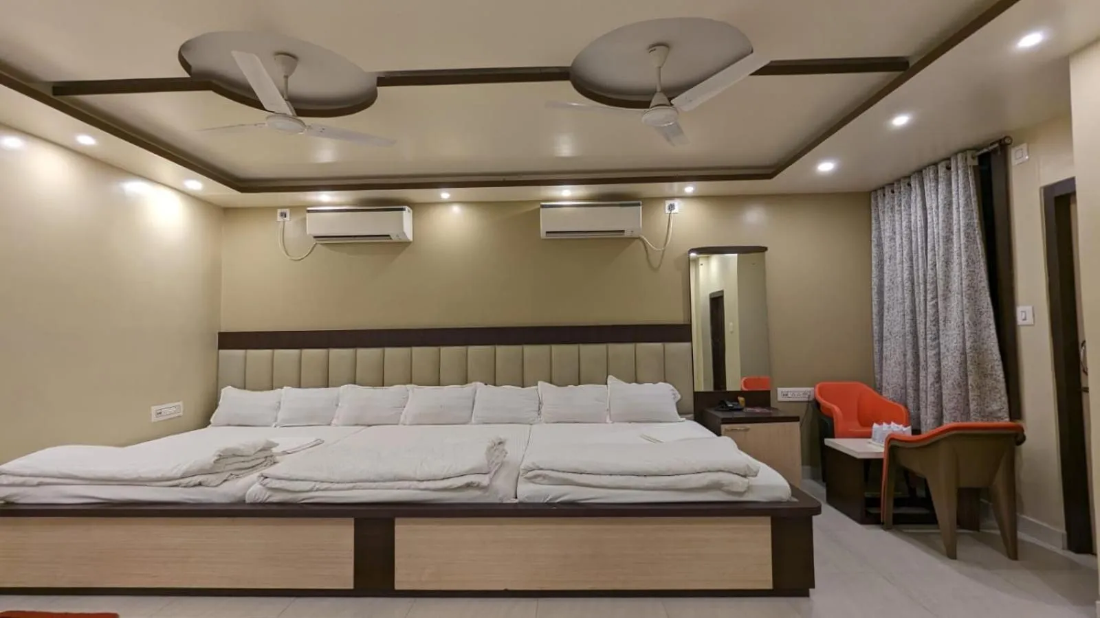 Bed in HOTEL BINAPANI Deluxe 1