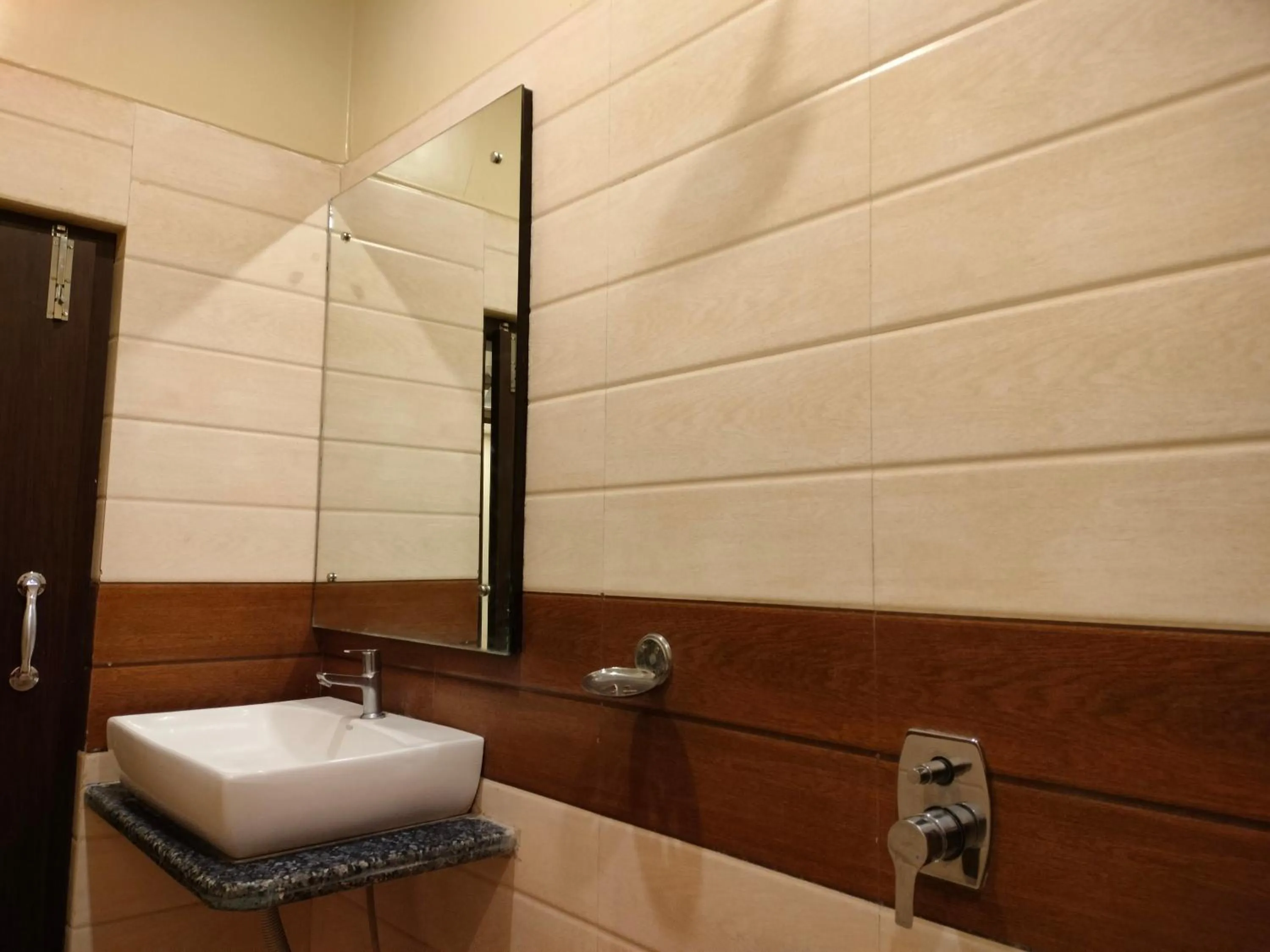 Shower in HOTEL BINAPANI Deluxe 1