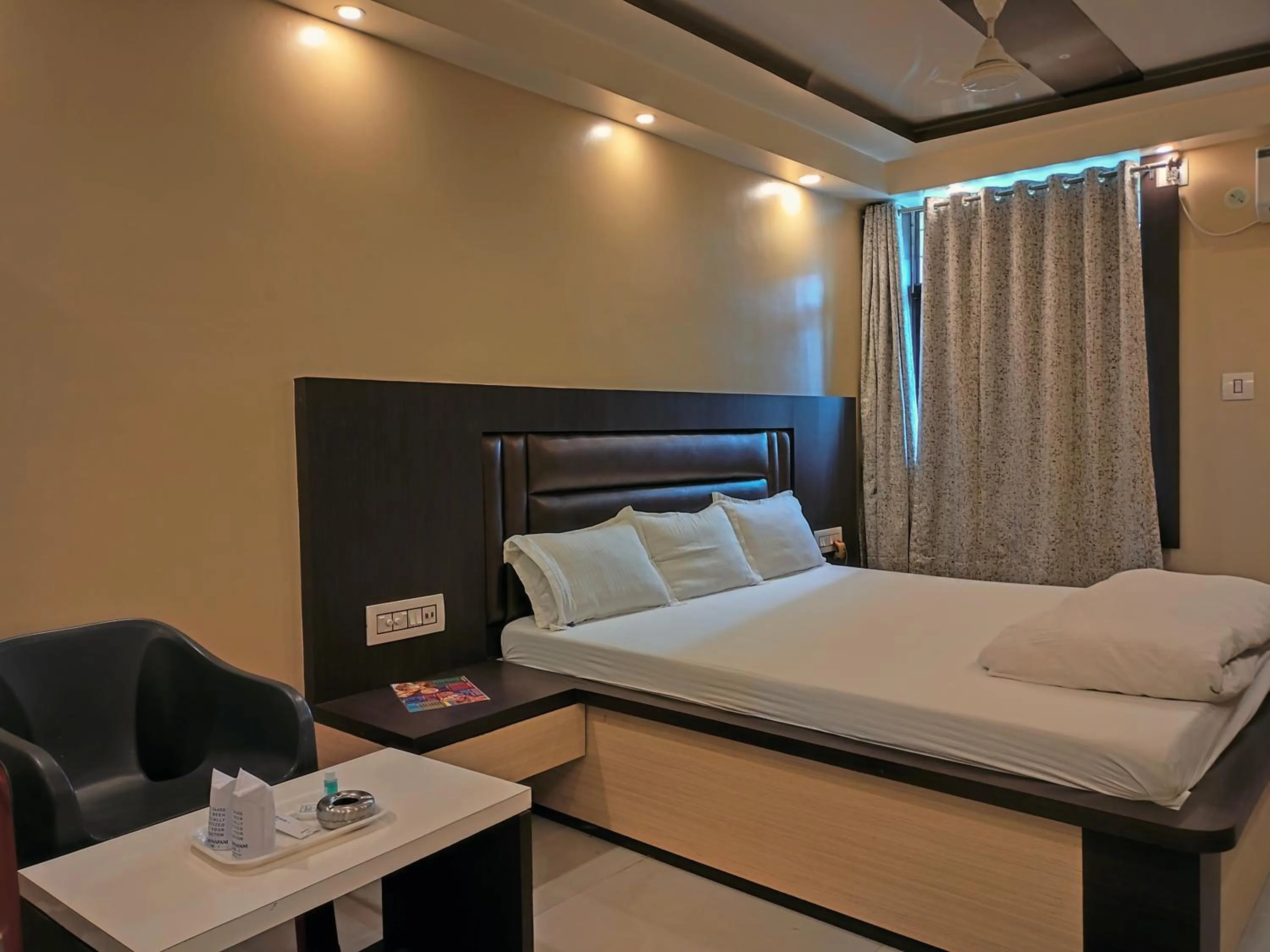 Bed in HOTEL BINAPANI Deluxe 1