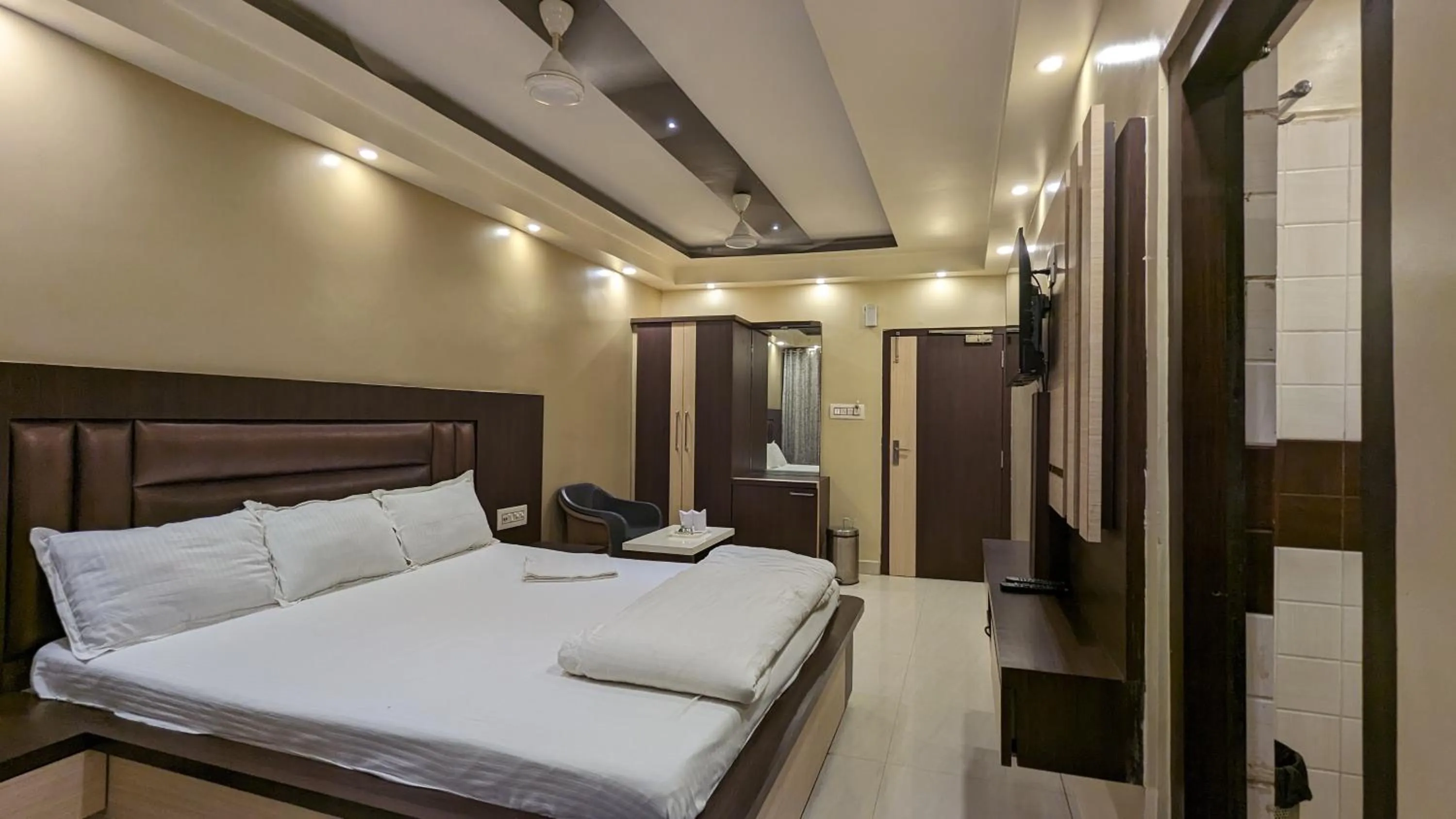 Bed in HOTEL BINAPANI Deluxe 1