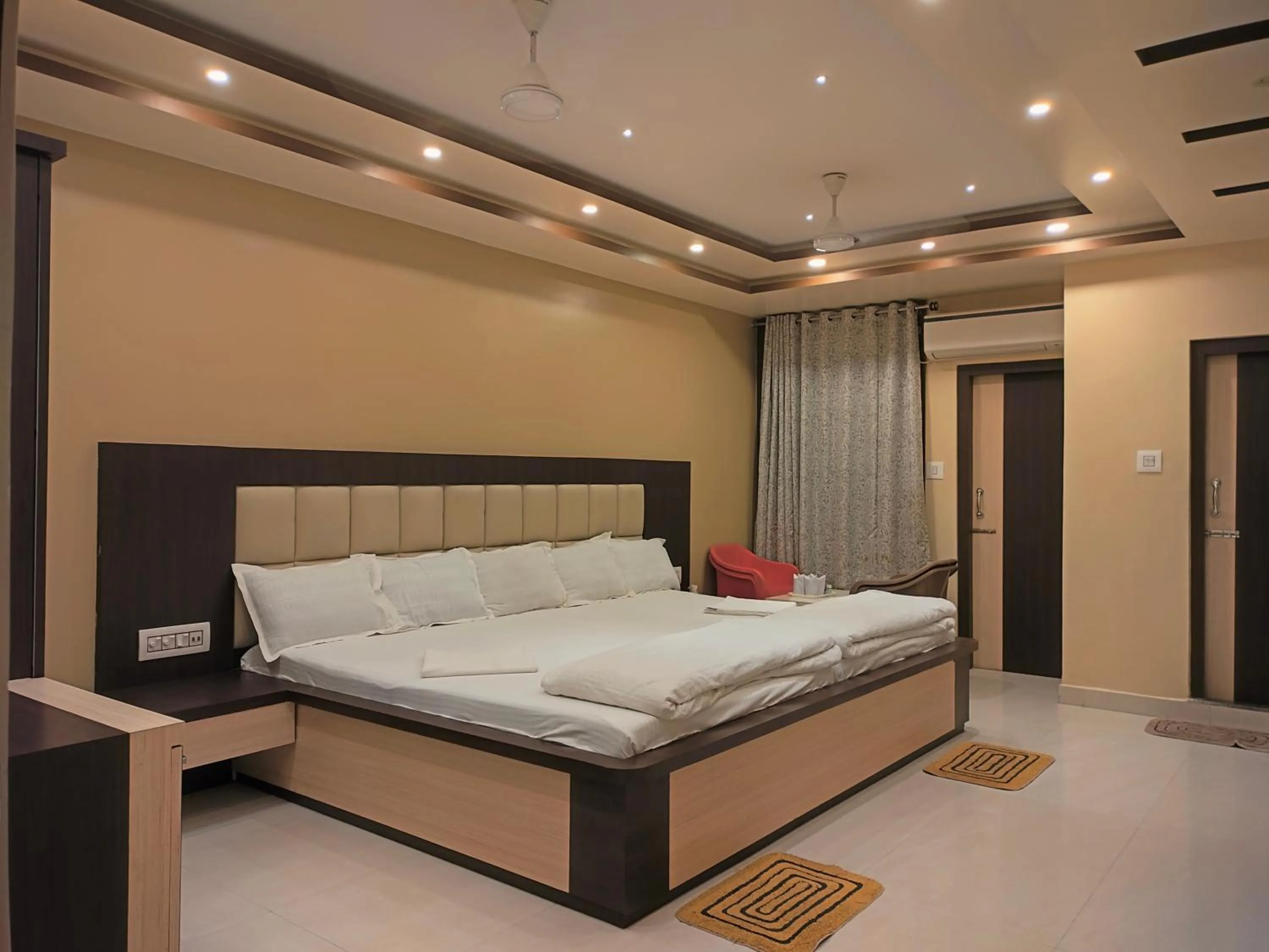 Bed in HOTEL BINAPANI Deluxe 1