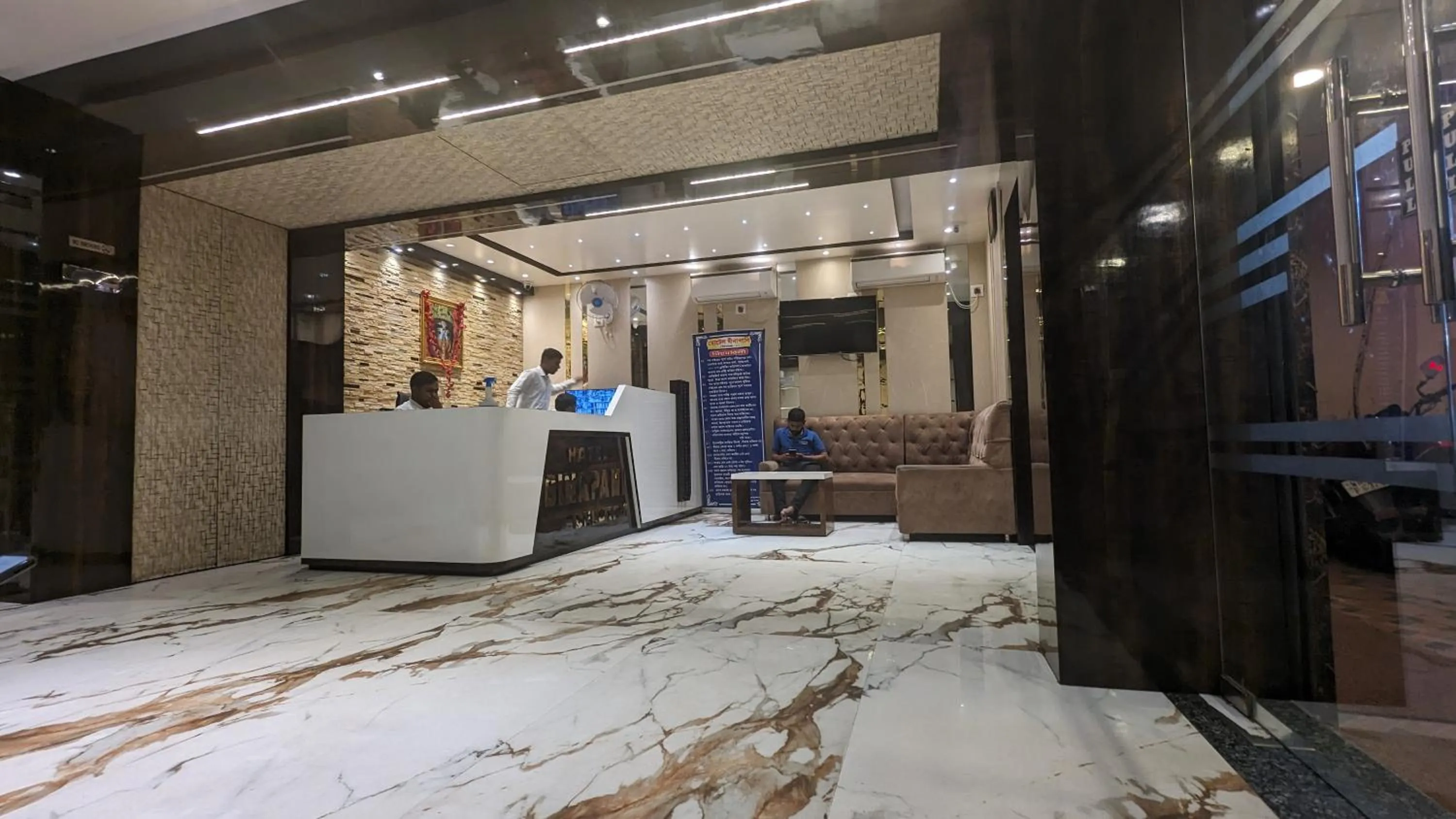 People in HOTEL BINAPANI Deluxe 1