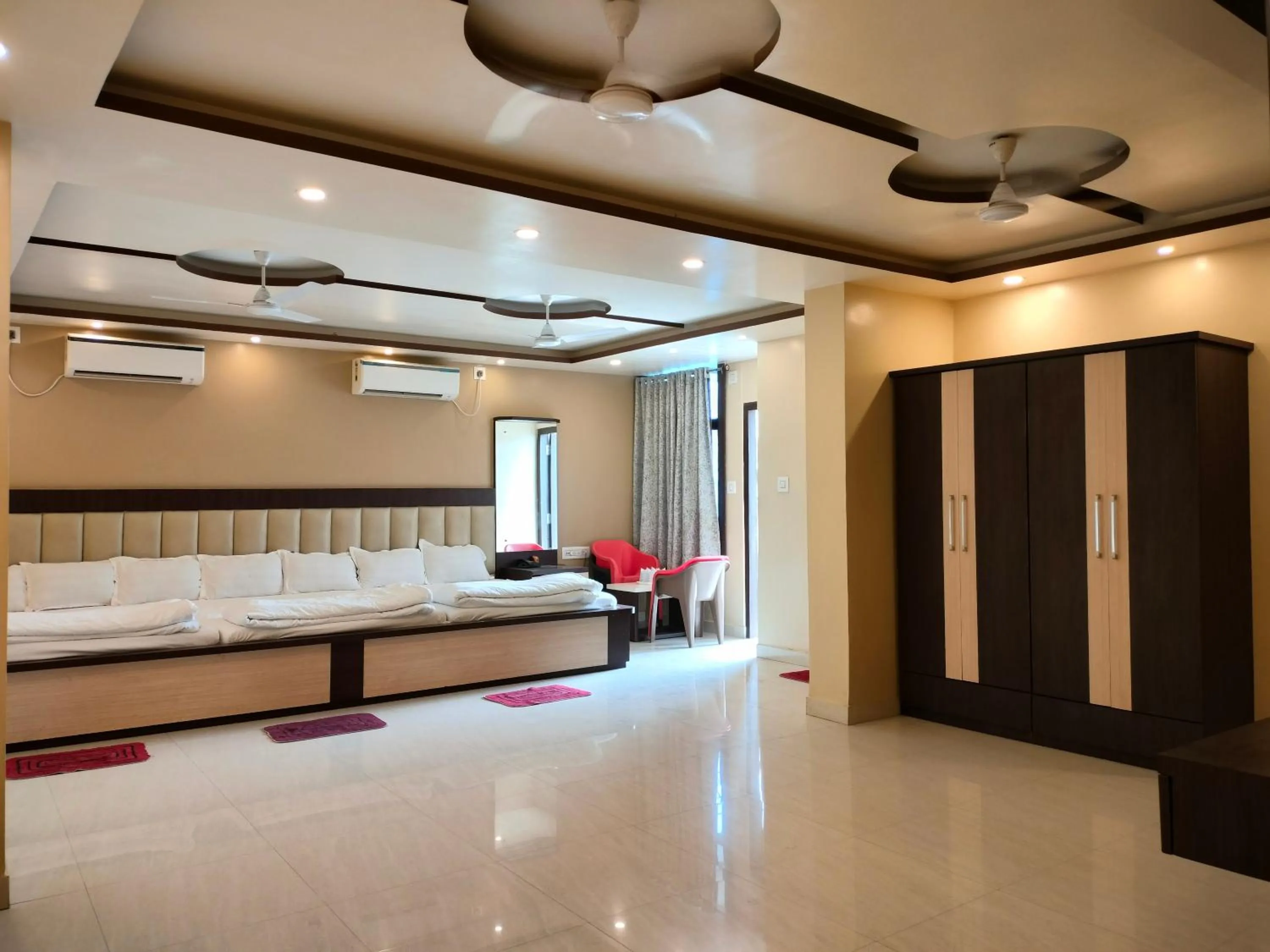 Bed in HOTEL BINAPANI Deluxe 1