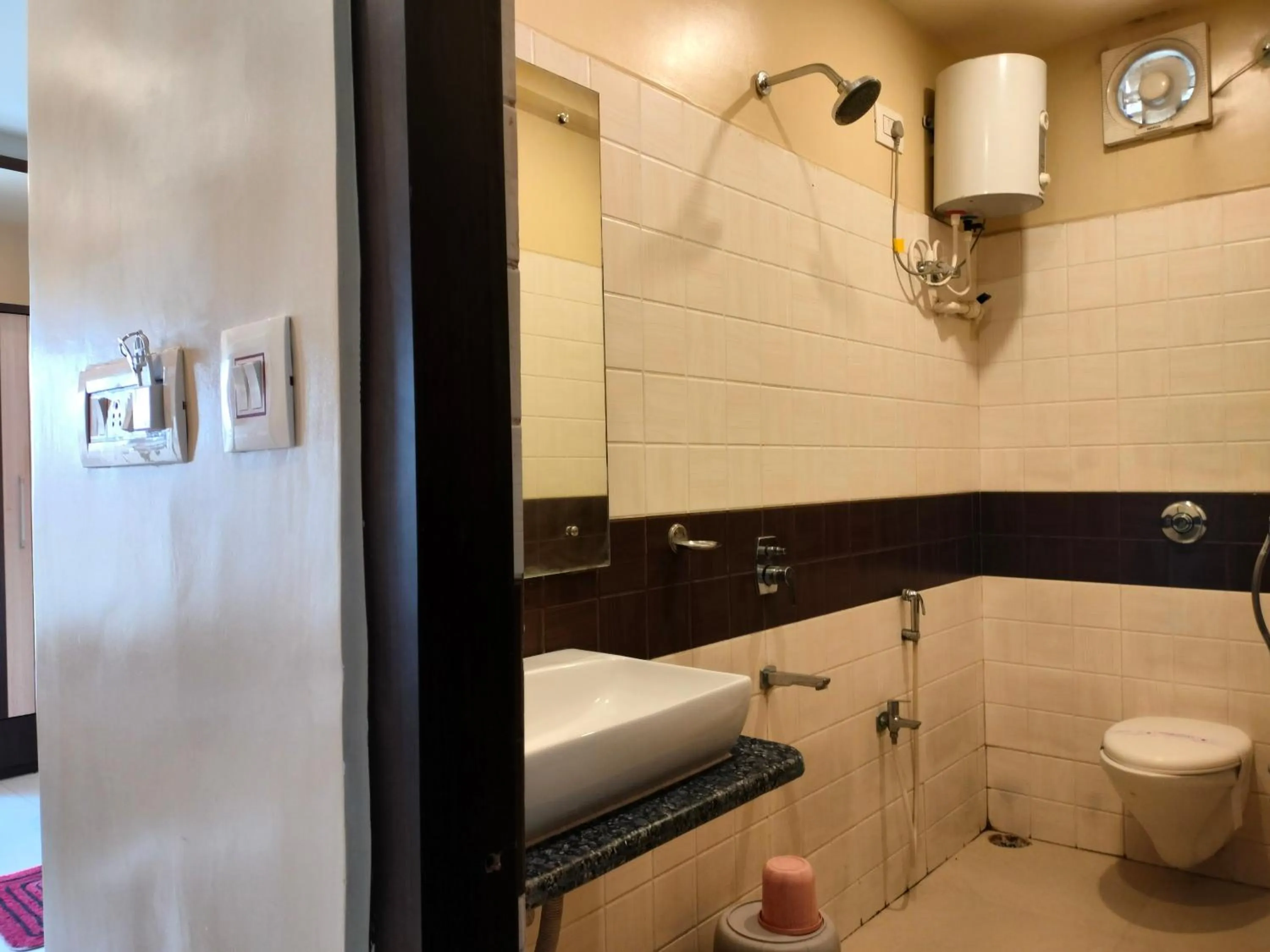 Shower in HOTEL BINAPANI Deluxe 1