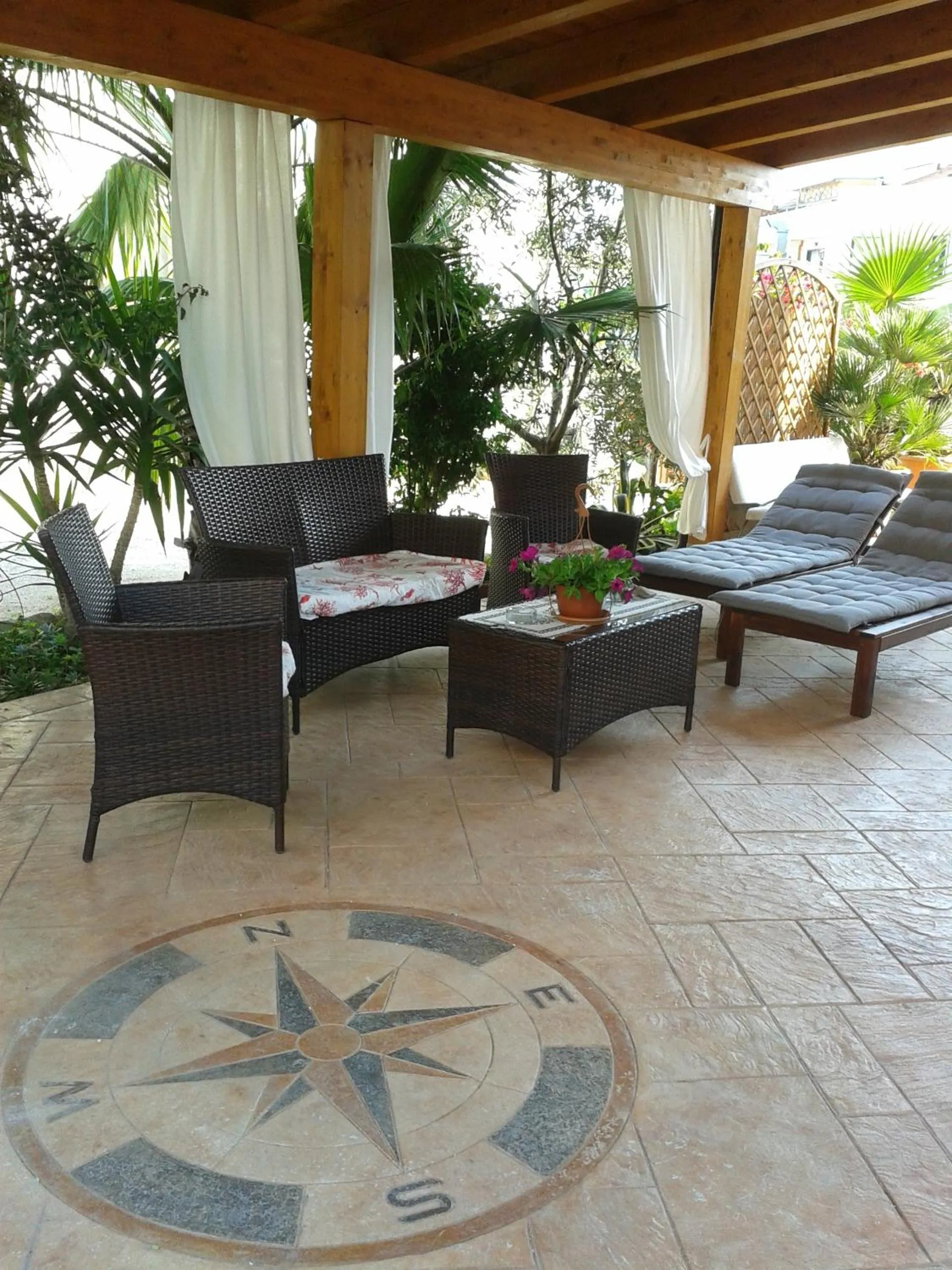 Garden in Viola di Mare Rooms and Parking