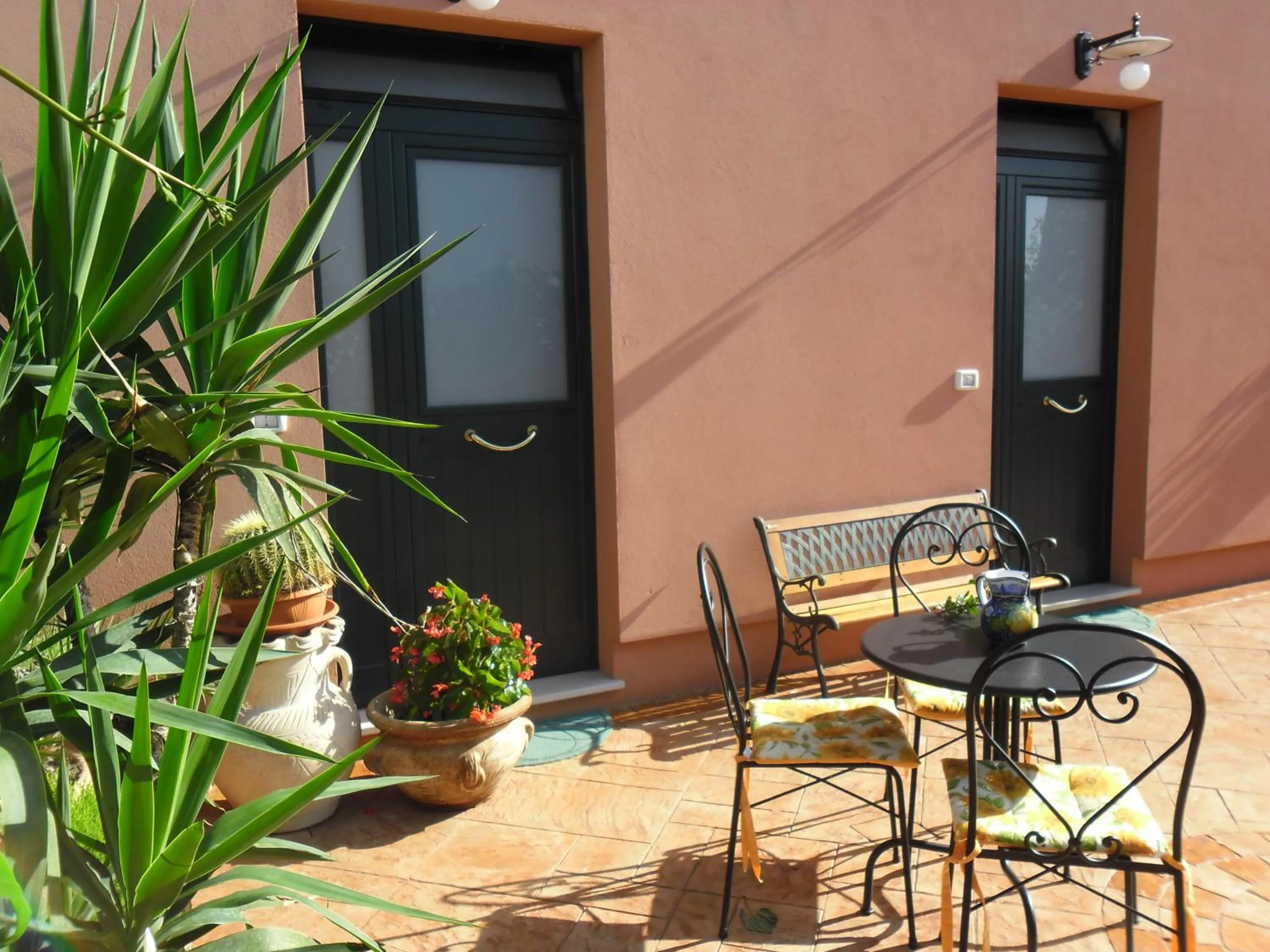 Facade/entrance in Viola di Mare Rooms and Parking
