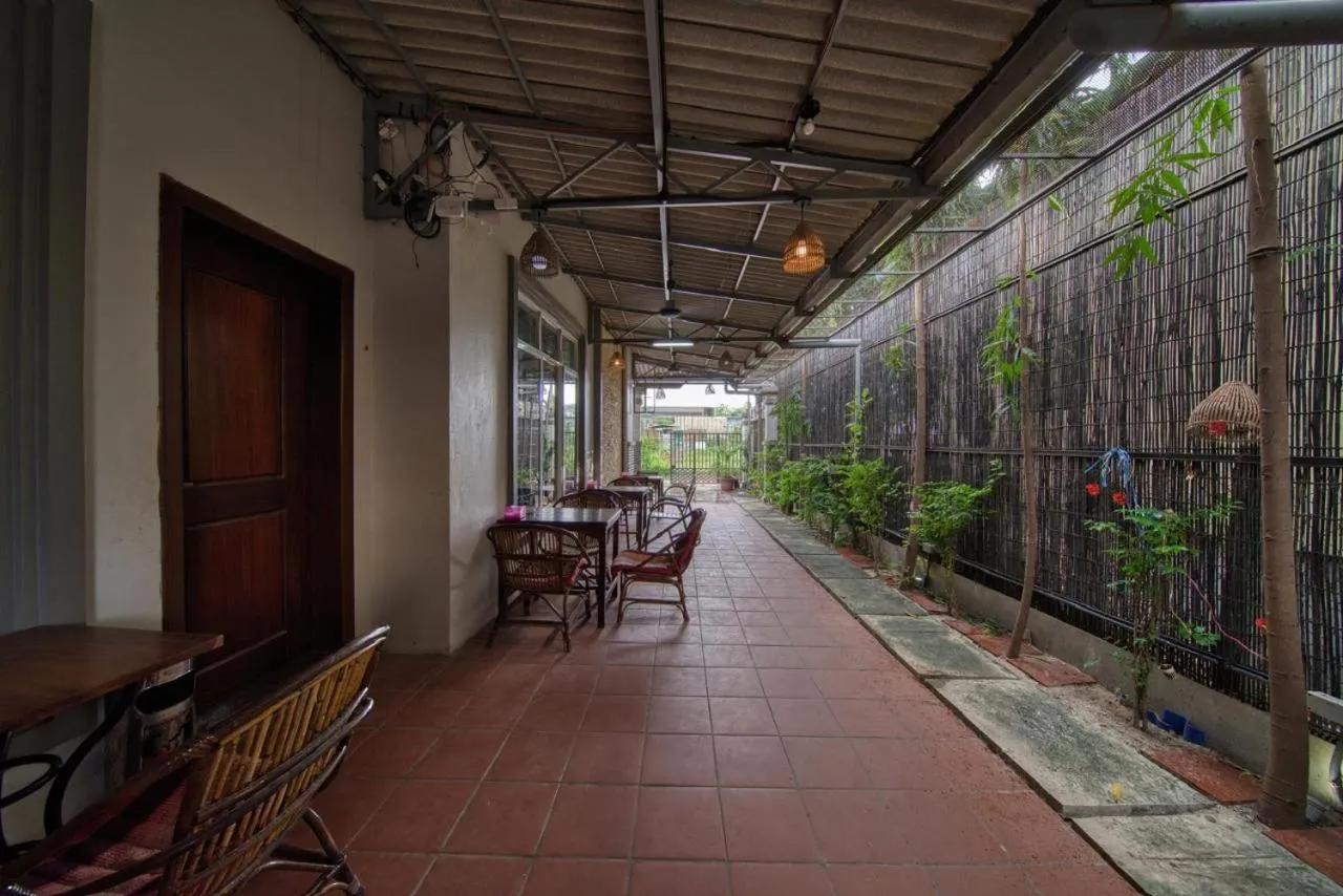 Restaurant/places to eat in Kalinga Art Home Guest House