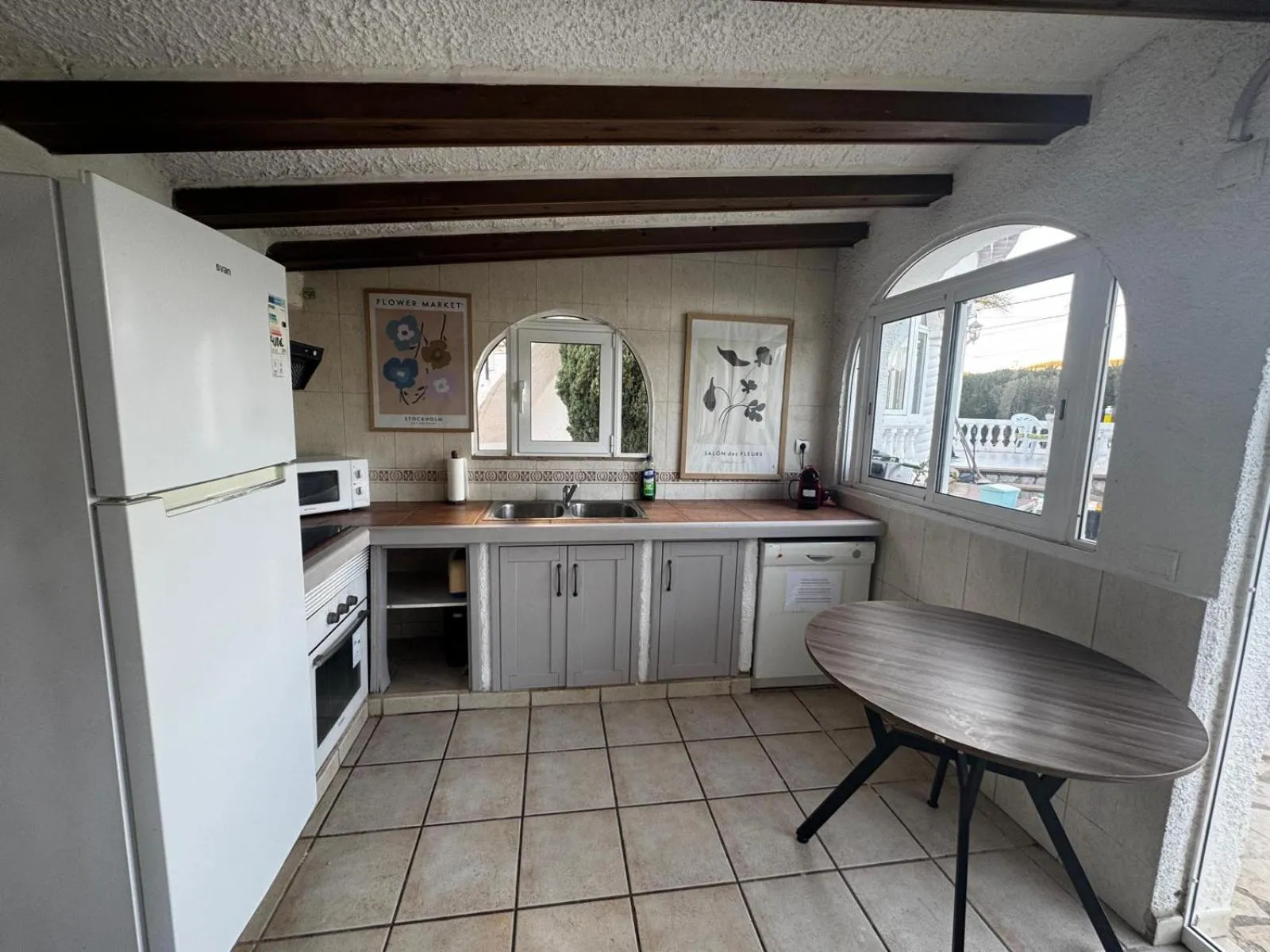 Kitchen or kitchenette in Villa Cristina, Miami Platja, Spanien