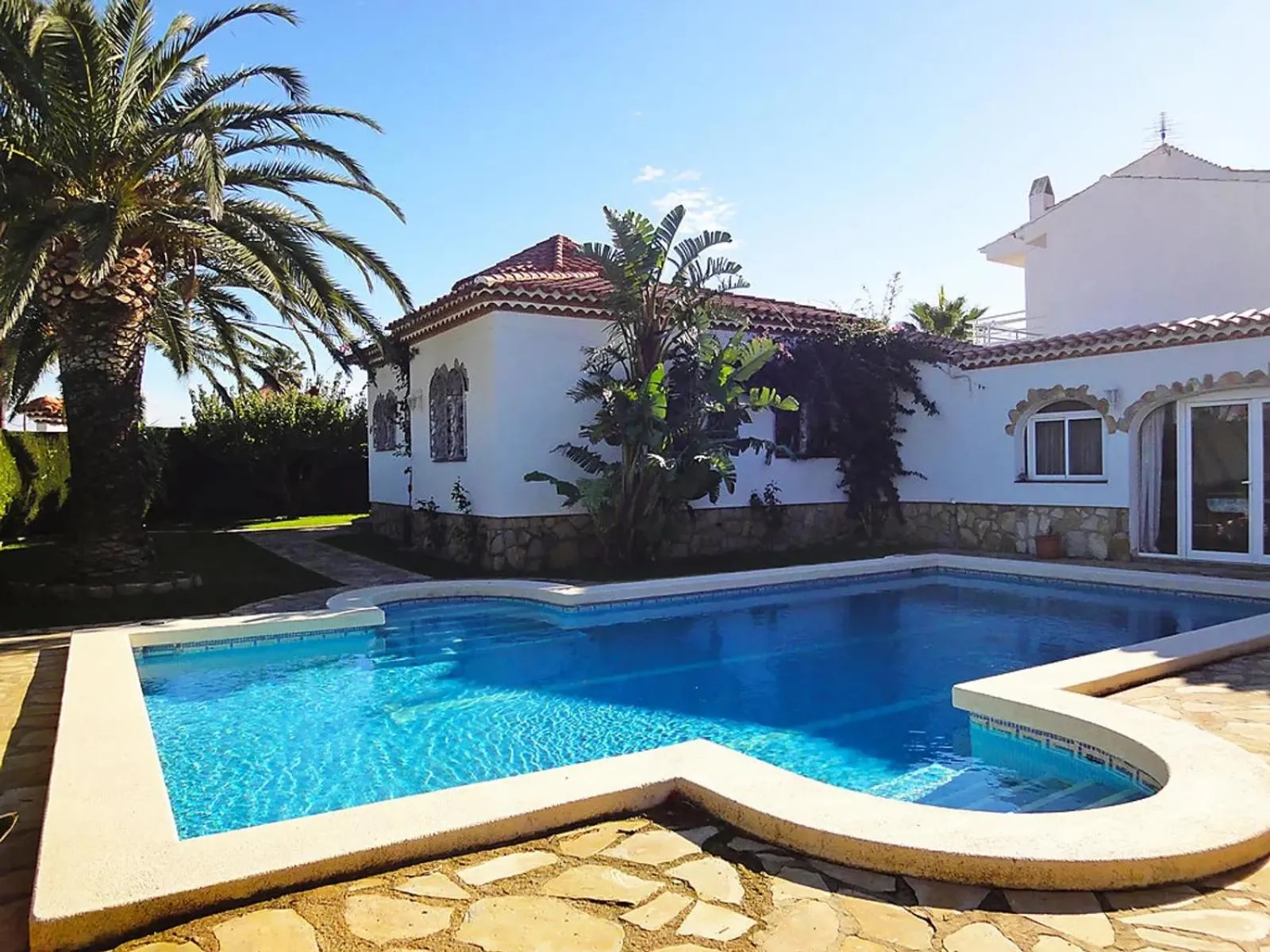 Pool view in Villa Cristina, Miami Platja, Spanien