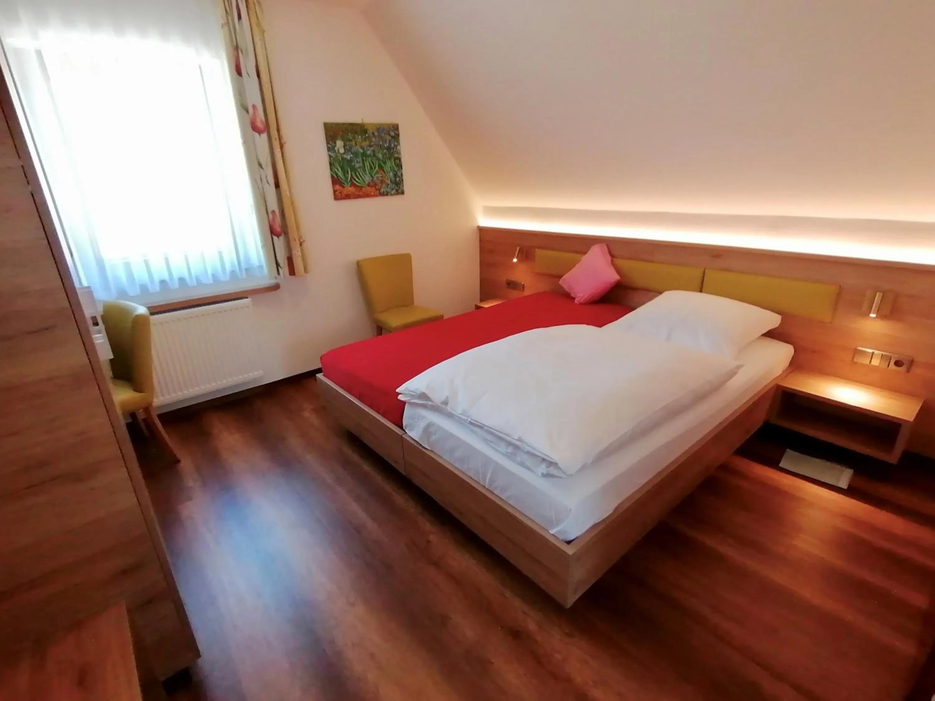 Photo of the whole room, Bed in Hotel-Gasthaus zur Eiche