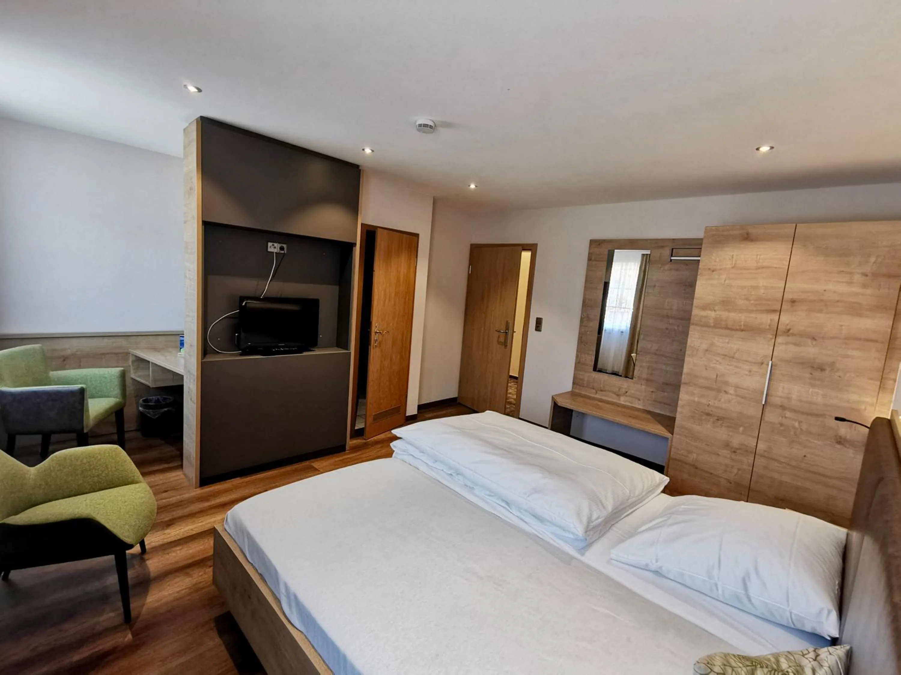 Photo of the whole room, Bed in Hotel-Gasthaus zur Eiche