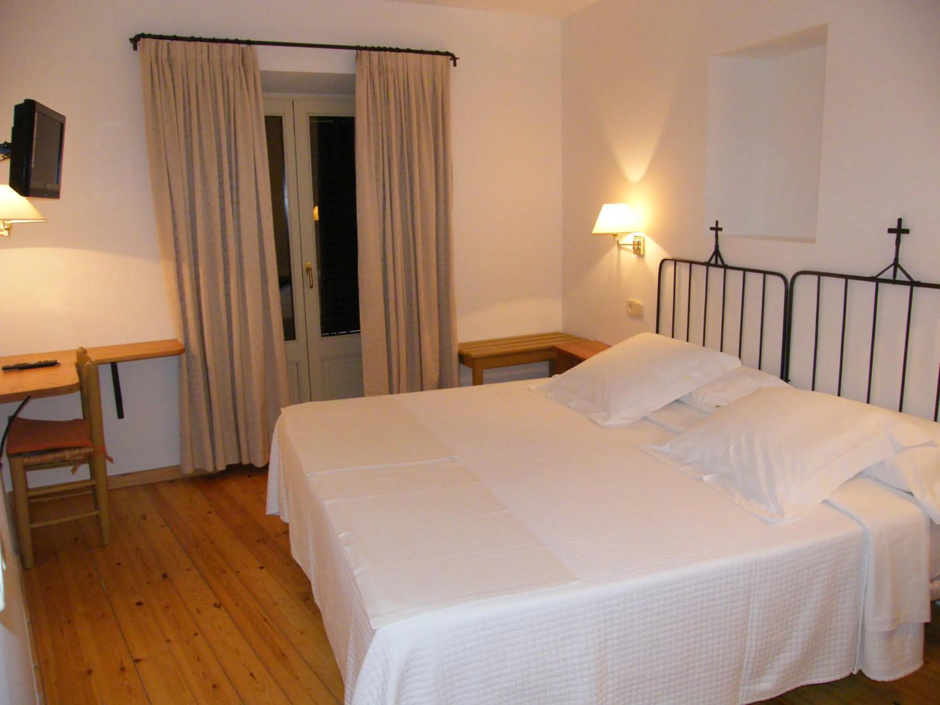 Photo of the whole room, Bed in Hotel de La Font Peralada