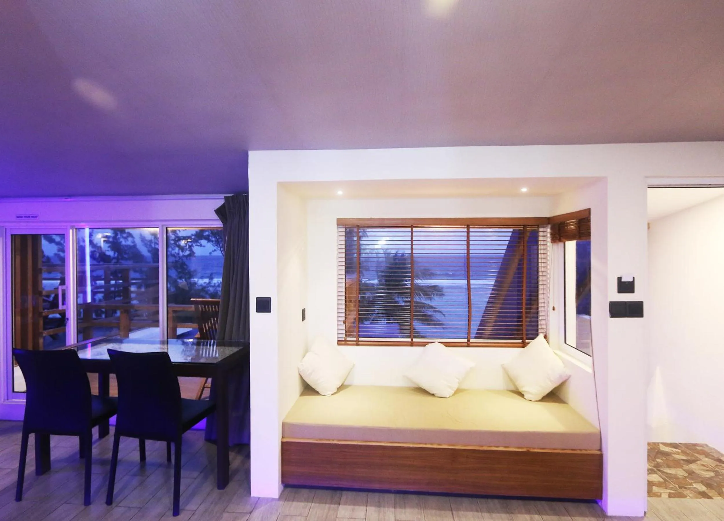 Seating area, Bed in Ripple Beach Inn