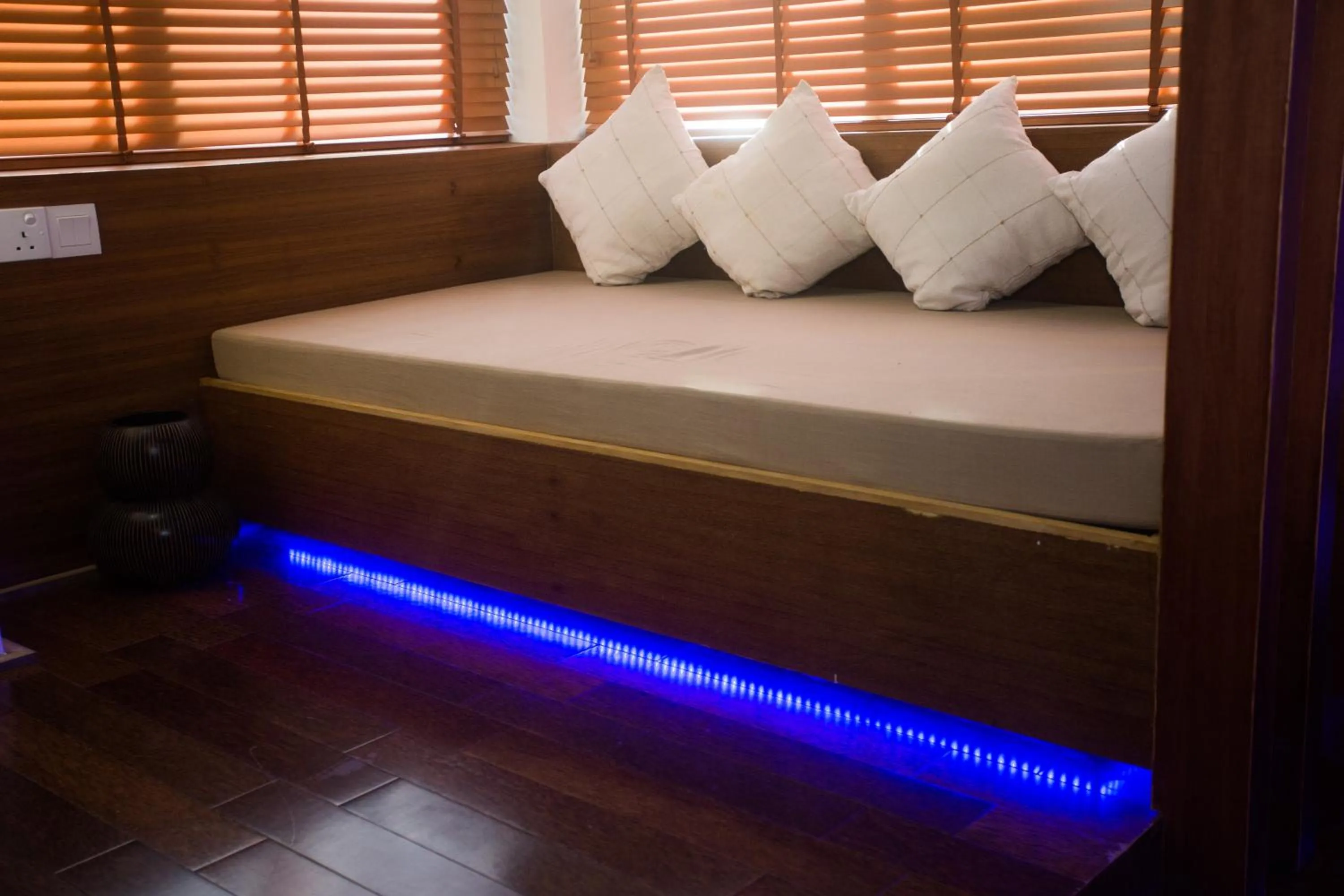 Living room, Bed in Ripple Beach Inn