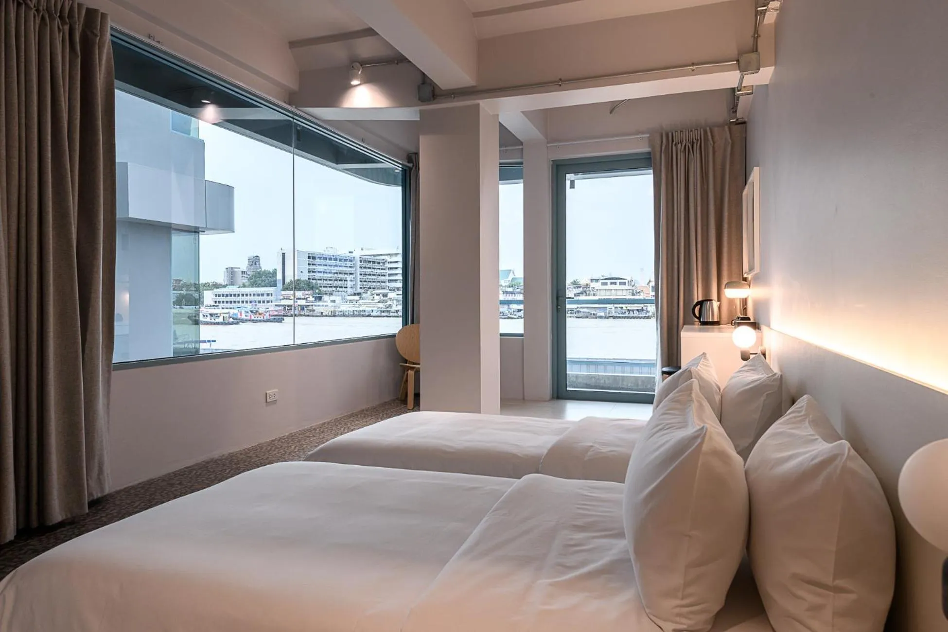 River view, Bed in Mowa Bangkok