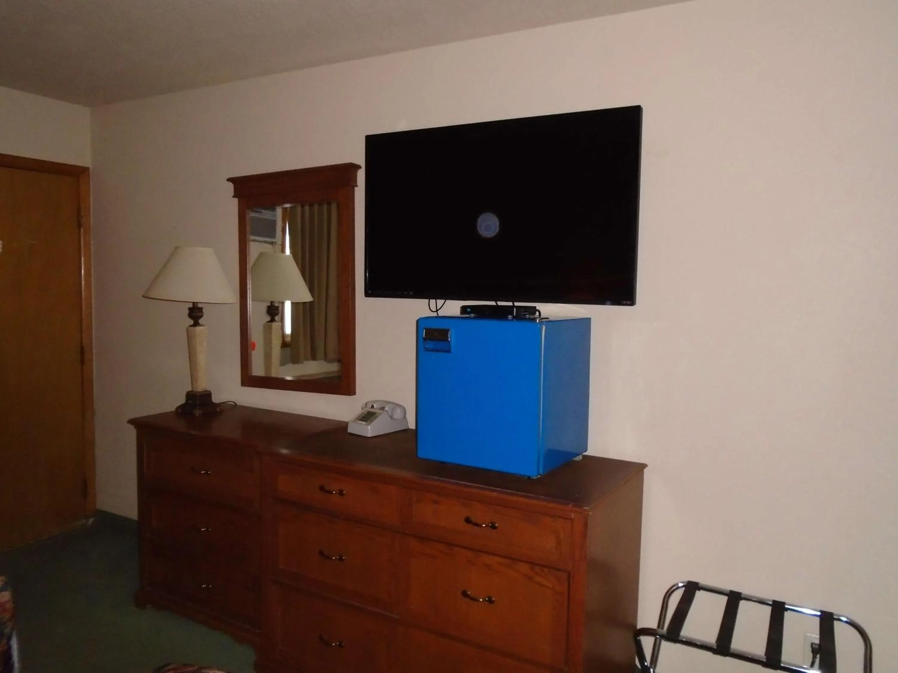 Photo of the whole room, TV/Entertainment Center in Arrowhead Inn New Salem