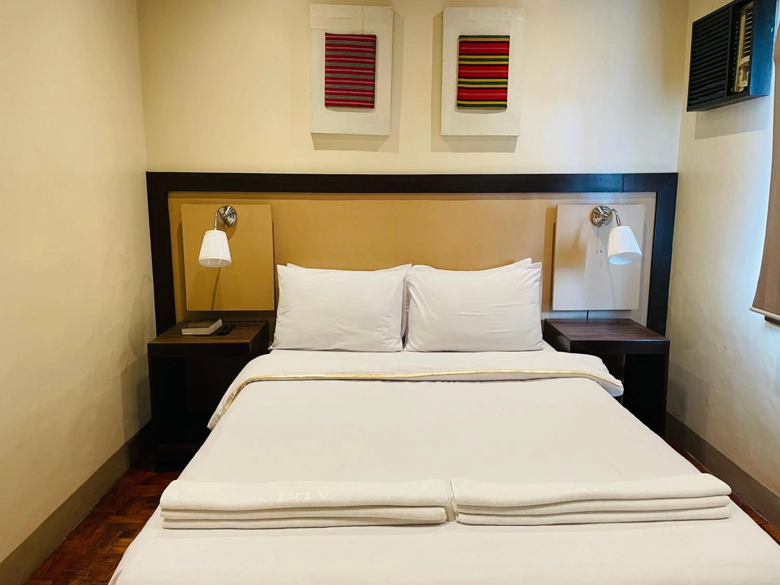 Bed in Baguio Holiday Villas