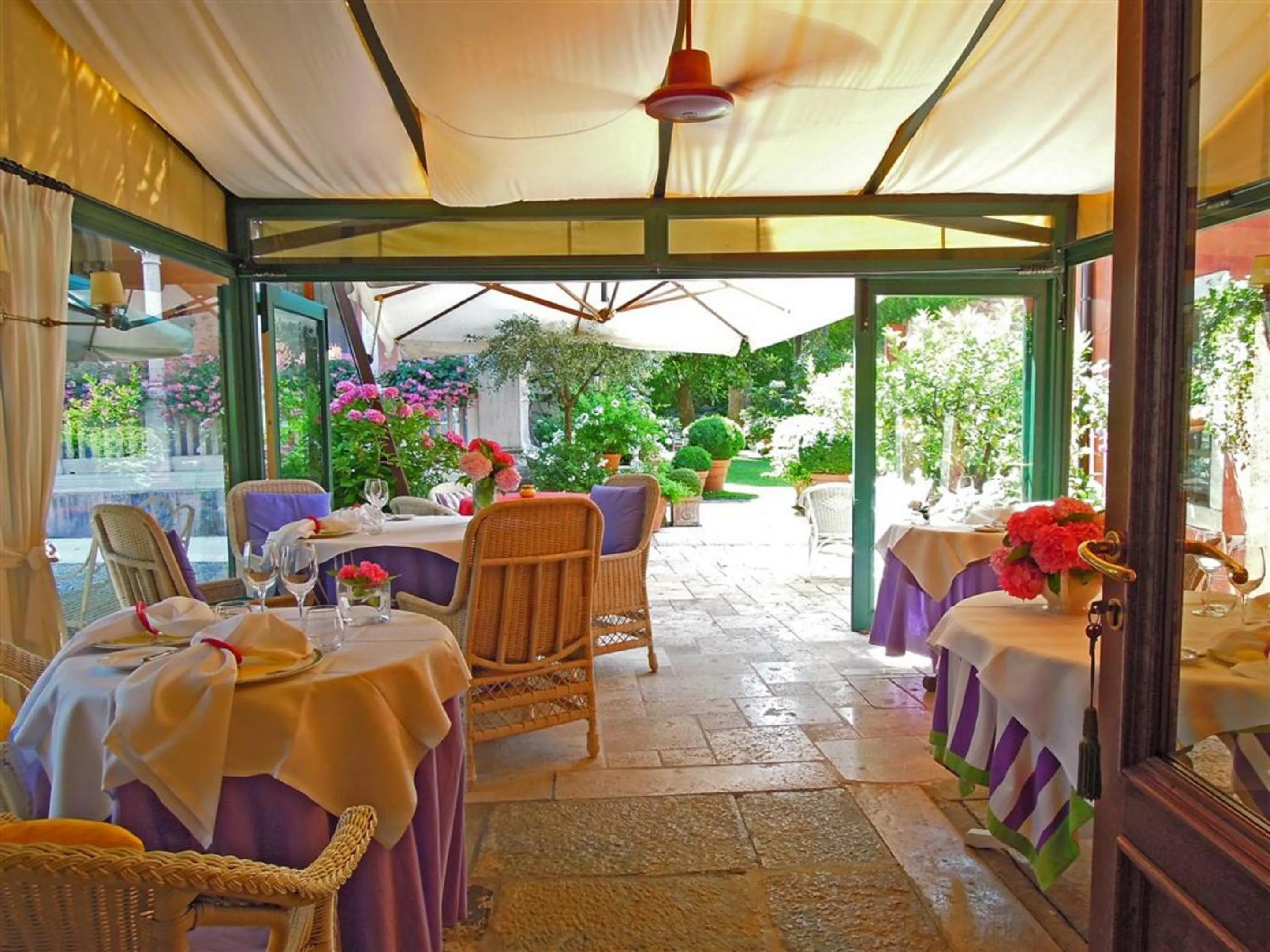 Restaurant/places to eat in Villa Abbazia Relais & Chateaux